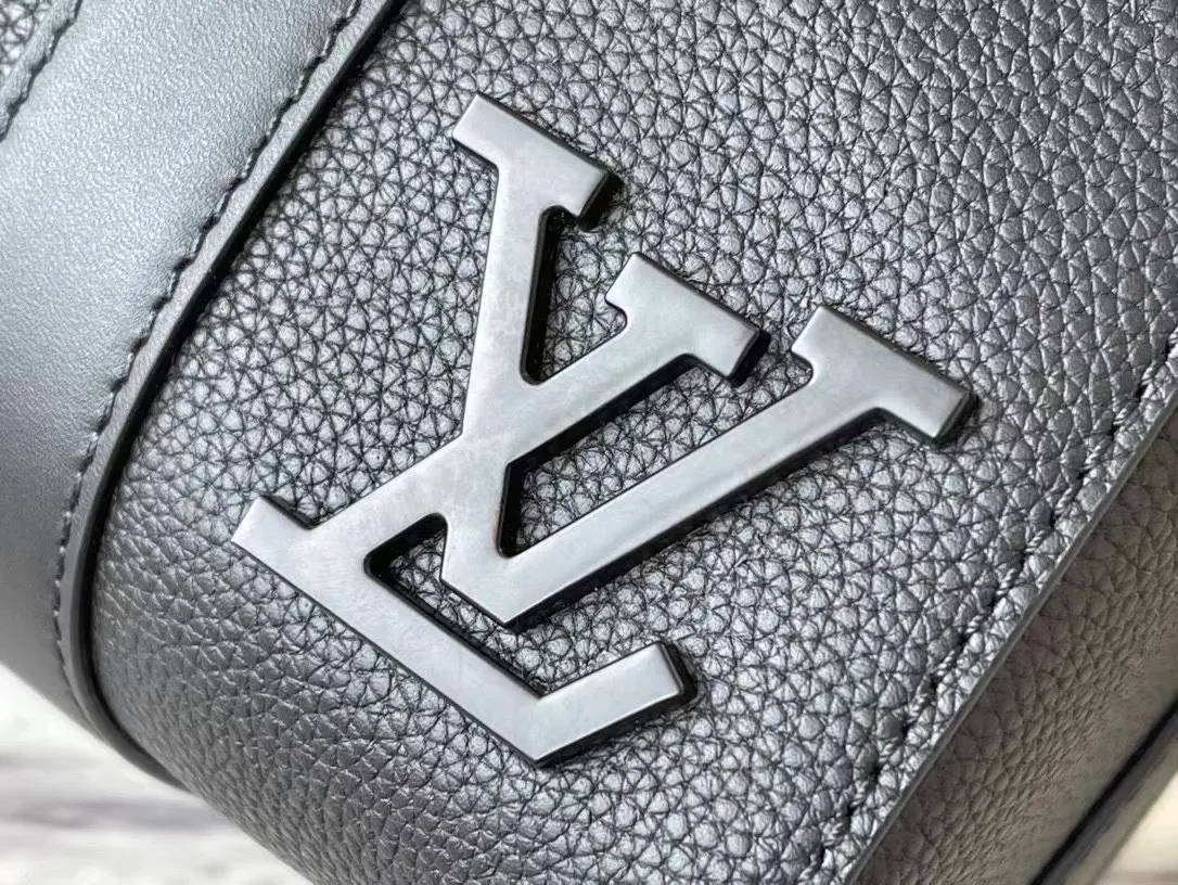 💰1100 (top layer leather) top original order M59255 This City Keepall handbag blooms in the neoclassical style in the autumn of 2021. Aerogram fine-grained calf leather is as soft as traditional aviation letterhead. Metal letters subtly express the brand's logo. A detachable shoulder strap makes it easy to carry. It combines practical functionality with contemporary elegance. Dimensions: 27 x 17 x 13 cm