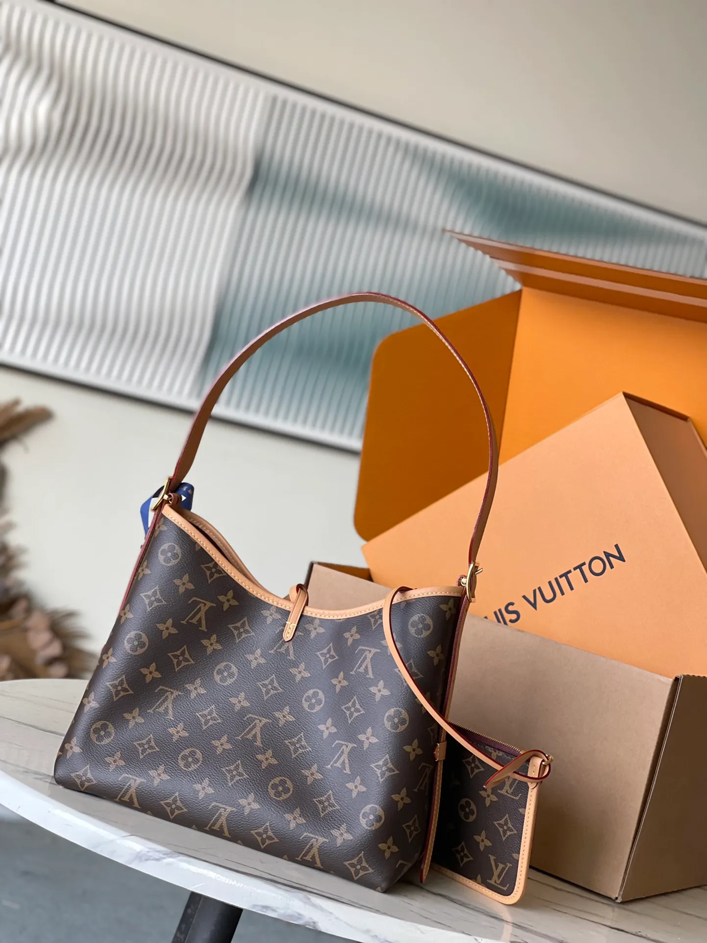 💰760 The top original M46203 CarryAll small handbag is made of Monogram canvas and leather trim, making it a personal companion for urban life. The generous construction has a neat interior and a large interior pocket adds a functional element. Monogram canvas zippered clutch secured with leather strap. Dimensions: 29 x 24 x 12 cm