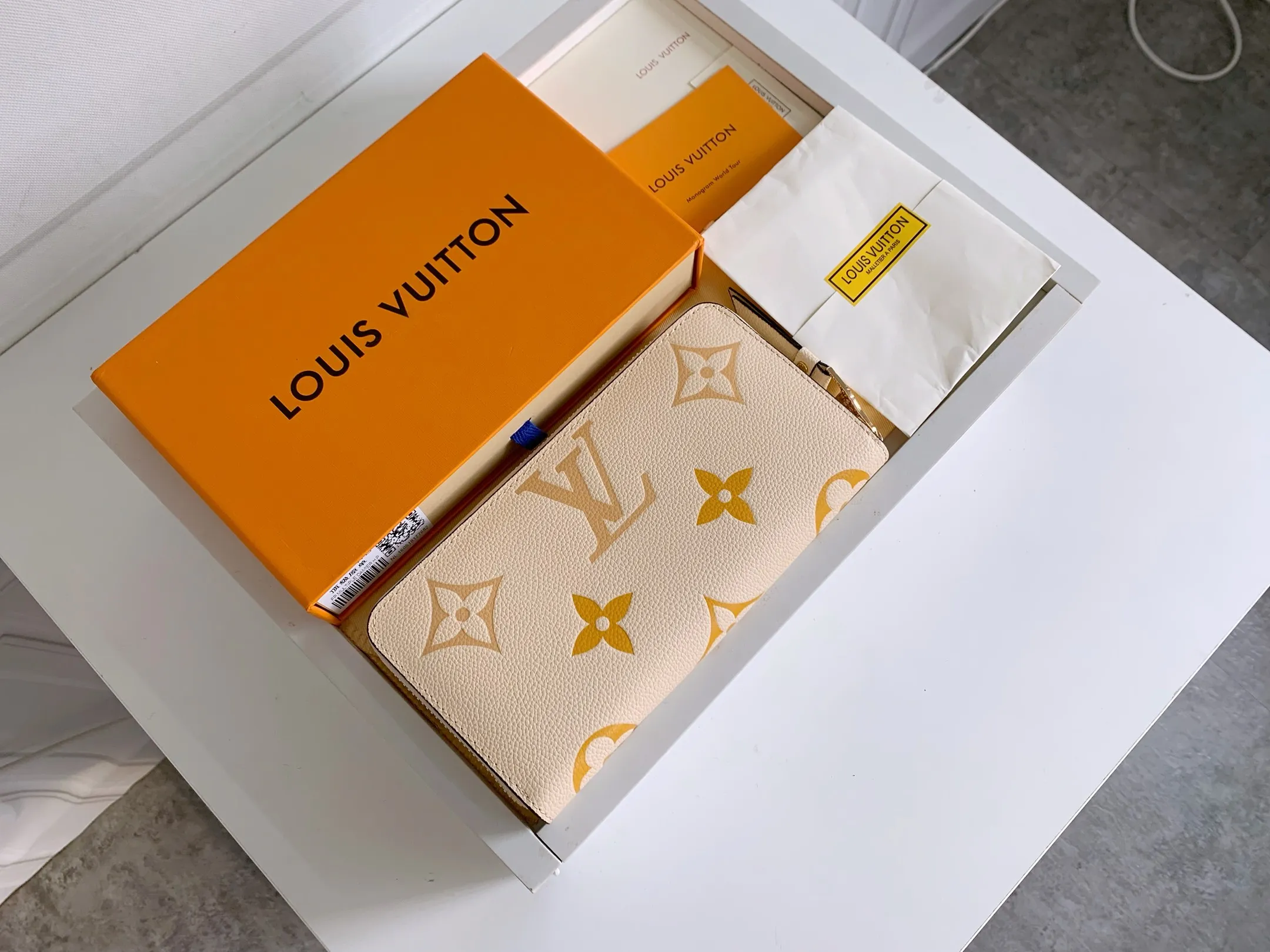 💰150 Top Original 💎 By The Pool Series Zipper Wallet Made of Monogram Empreinte leather, it reinterprets Louis Vuitton's classic zipper wallet and is embellished with a low-key gradient Monogram embossed pattern. The 2021 summer collection includes accessories, leather goods and fashion. This special edition wallet is loved for its stylish, practical and all-in-one design. Model: M80402 Size: 19.5*10.5*2.5cm