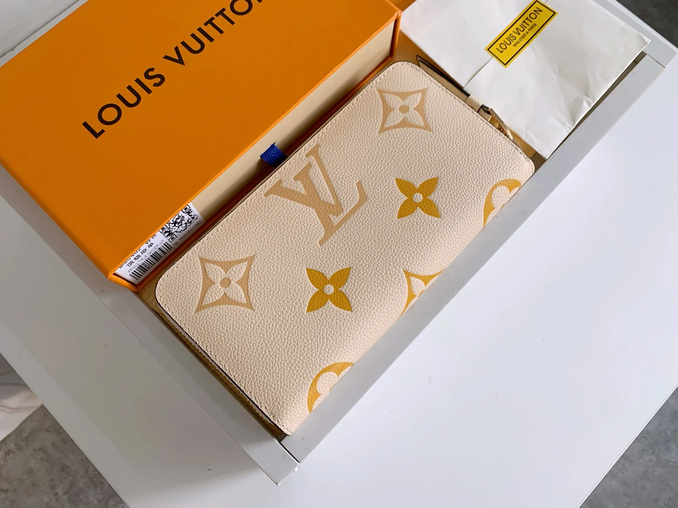 💰150 Top Original 💎 By The Pool Series Zipper Wallet Made of Monogram Empreinte leather, it reinterprets Louis Vuitton's classic zipper wallet and is embellished with a low-key gradient Monogram embossed pattern. The 2021 summer collection includes accessories, leather goods and fashion. This special edition wallet is loved for its stylish, practical and all-in-one design. Model: M80402 Size: 19.5*10.5*2.5cm