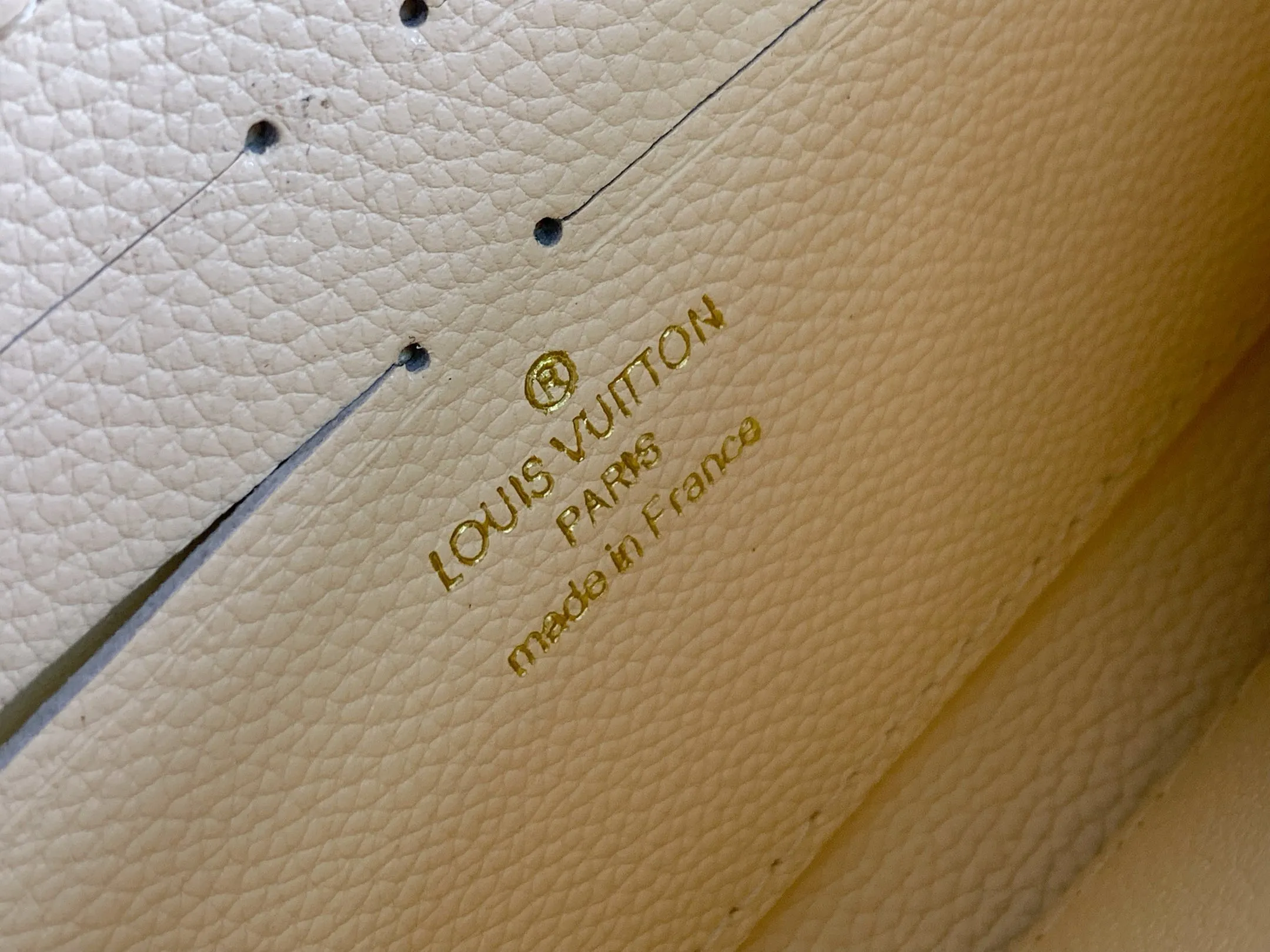 💰150 Top Original 💎 By The Pool Series Zipper Wallet Made of Monogram Empreinte leather, it reinterprets Louis Vuitton's classic zipper wallet and is embellished with a low-key gradient Monogram embossed pattern. The 2021 summer collection includes accessories, leather goods and fashion. This special edition wallet is loved for its stylish, practical and all-in-one design. Model: M80402 Size: 19.5*10.5*2.5cm