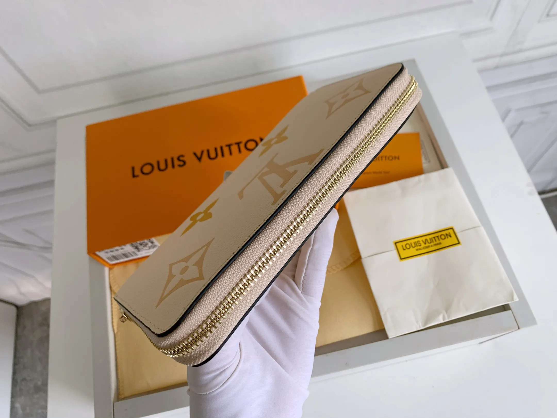 💰150 Top Original 💎 By The Pool Series Zipper Wallet Made of Monogram Empreinte leather, it reinterprets Louis Vuitton's classic zipper wallet and is embellished with a low-key gradient Monogram embossed pattern. The 2021 summer collection includes accessories, leather goods and fashion. This special edition wallet is loved for its stylish, practical and all-in-one design. Model: M80402 Size: 19.5*10.5*2.5cm