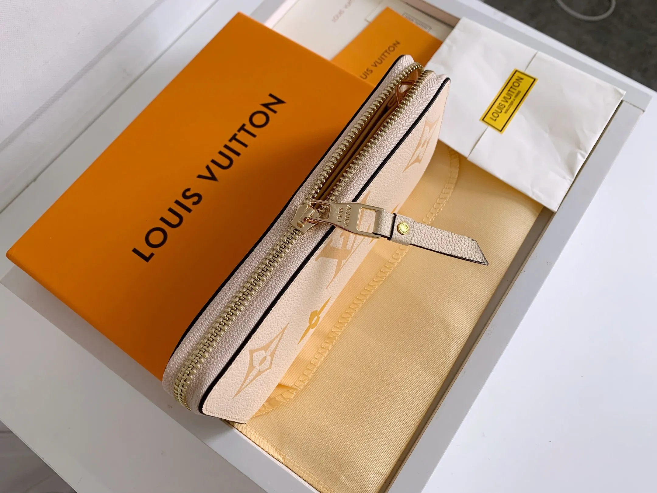 💰150 Top Original 💎 By The Pool Series Zipper Wallet Made of Monogram Empreinte leather, it reinterprets Louis Vuitton's classic zipper wallet and is embellished with a low-key gradient Monogram embossed pattern. The 2021 summer collection includes accessories, leather goods and fashion. This special edition wallet is loved for its stylish, practical and all-in-one design. Model: M80402 Size: 19.5*10.5*2.5cm