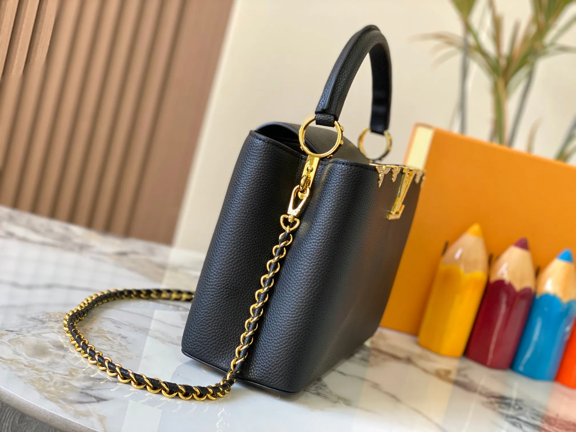 Top original P480 Guangzhou product M24585 black gold and diamond corolla 🔺This Capucines Flower Crown handbag is made of full-grain Taurillon leather embellished with Monogram flowers. Each flower is shaped by exquisite crystal diamonds. The LV logo and flowers echo each other, making this feminine handbag reveal a jewel-like luster. Use the detachable shoulder strap skillfully to switch between shoulder and crossbody at will♠️Size: 31.5 * 20 * 11cm🥂