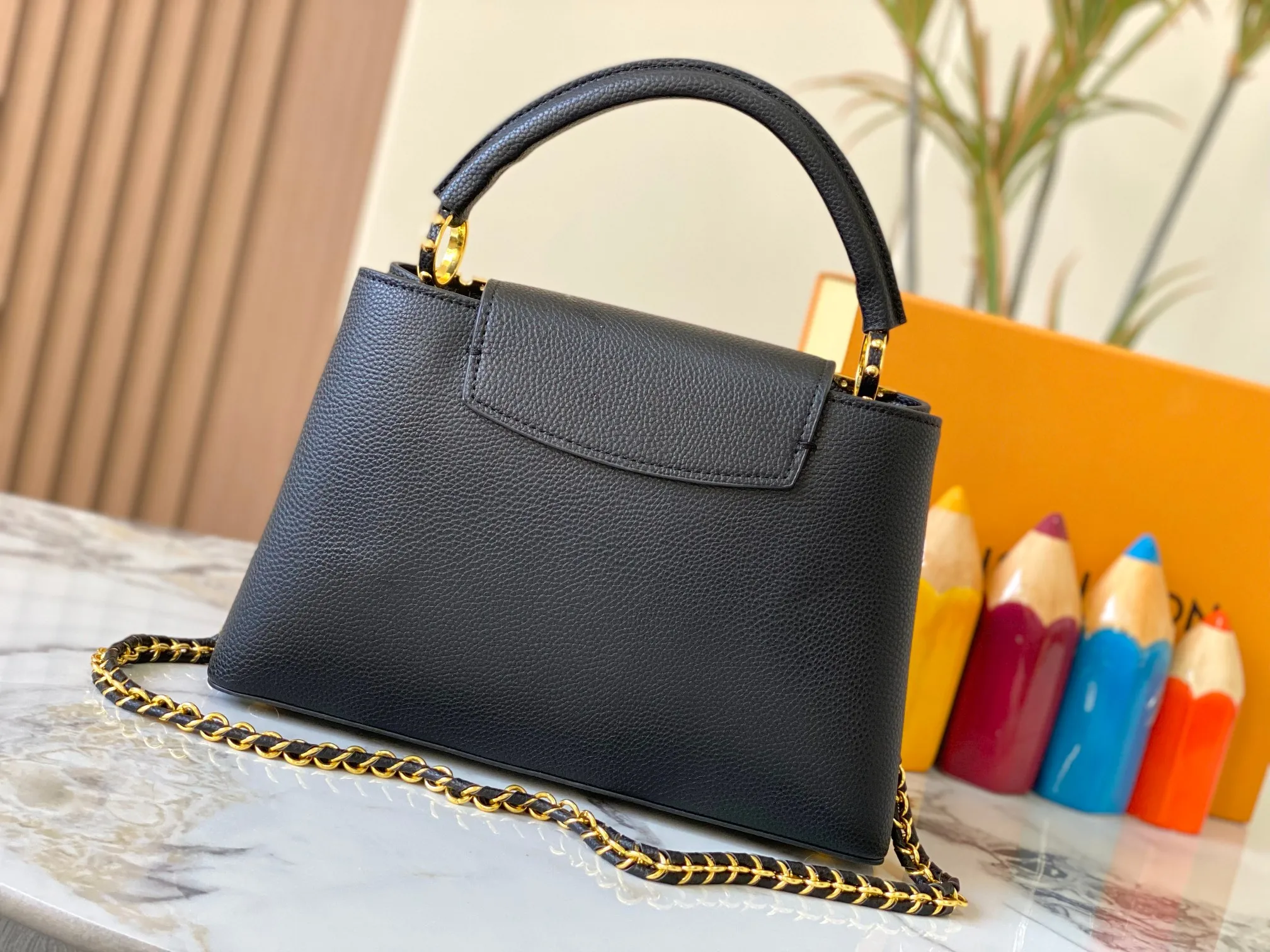 Top original P480 Guangzhou product M24585 black gold and diamond corolla 🔺This Capucines Flower Crown handbag is made of full-grain Taurillon leather embellished with Monogram flowers. Each flower is shaped by exquisite crystal diamonds. The LV logo and flowers echo each other, making this feminine handbag reveal a jewel-like luster. Use the detachable shoulder strap skillfully to switch between shoulder and crossbody at will♠️Size: 31.5 * 20 * 11cm🥂