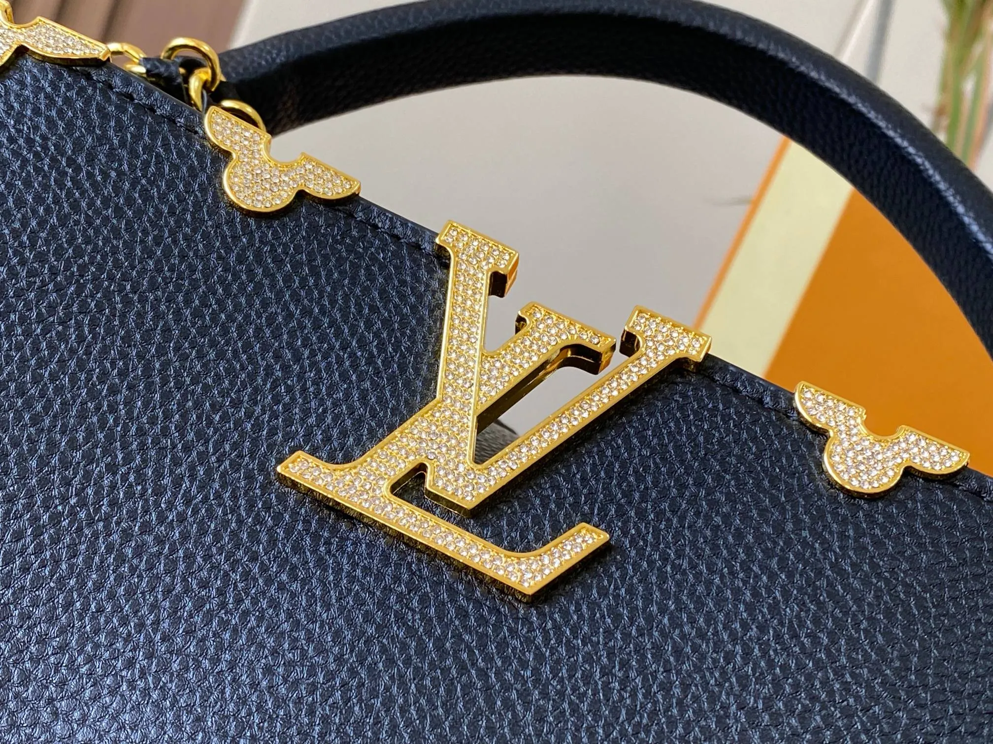 Top original P480 Guangzhou product M24585 black gold and diamond corolla 🔺This Capucines Flower Crown handbag is made of full-grain Taurillon leather embellished with Monogram flowers. Each flower is shaped by exquisite crystal diamonds. The LV logo and flowers echo each other, making this feminine handbag reveal a jewel-like luster. Use the detachable shoulder strap skillfully to switch between shoulder and crossbody at will♠️Size: 31.5 * 20 * 11cm🥂
