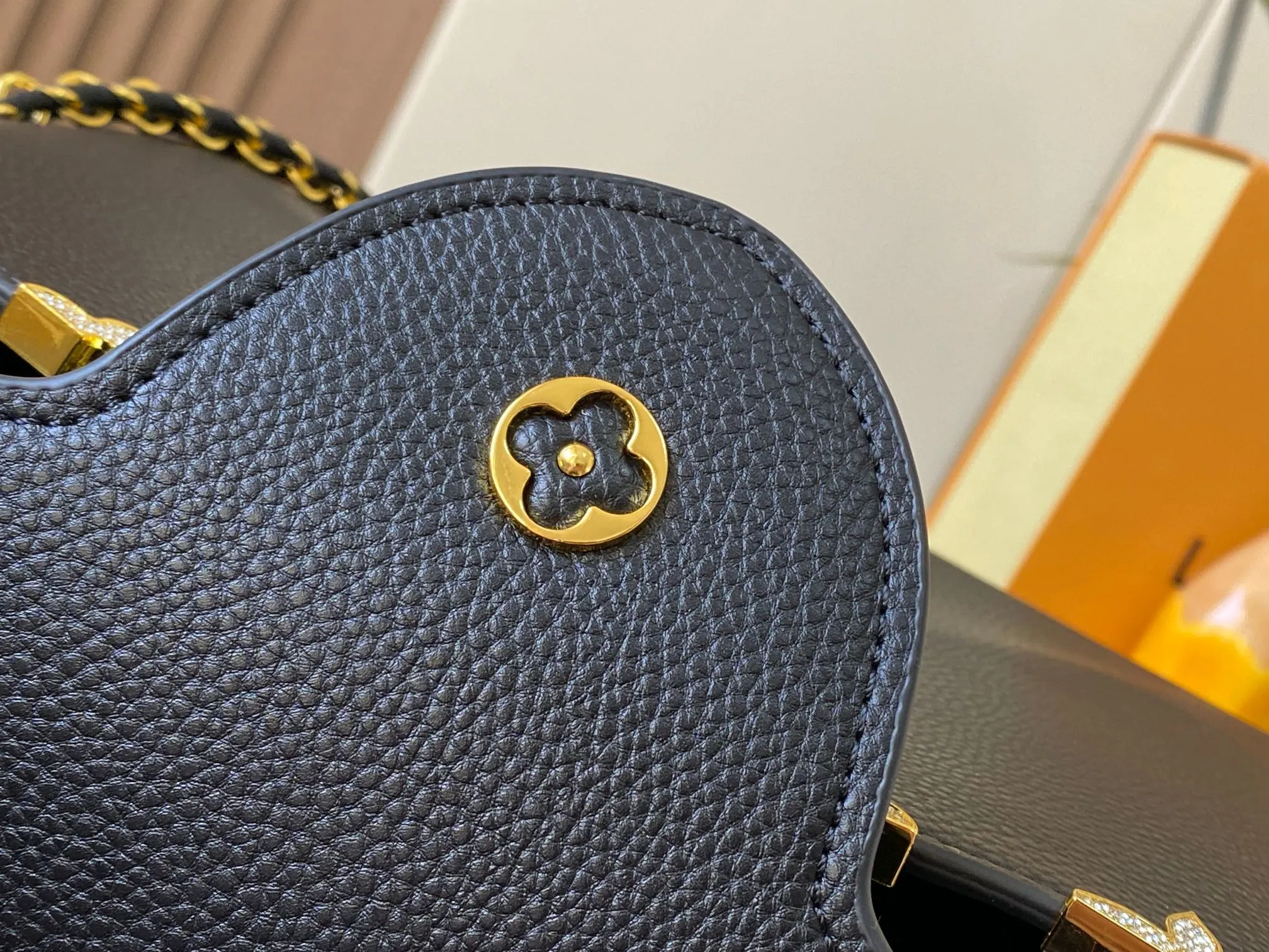 Top original P480 Guangzhou product M24585 black gold and diamond corolla 🔺This Capucines Flower Crown handbag is made of full-grain Taurillon leather embellished with Monogram flowers. Each flower is shaped by exquisite crystal diamonds. The LV logo and flowers echo each other, making this feminine handbag reveal a jewel-like luster. Use the detachable shoulder strap skillfully to switch between shoulder and crossbody at will♠️Size: 31.5 * 20 * 11cm🥂