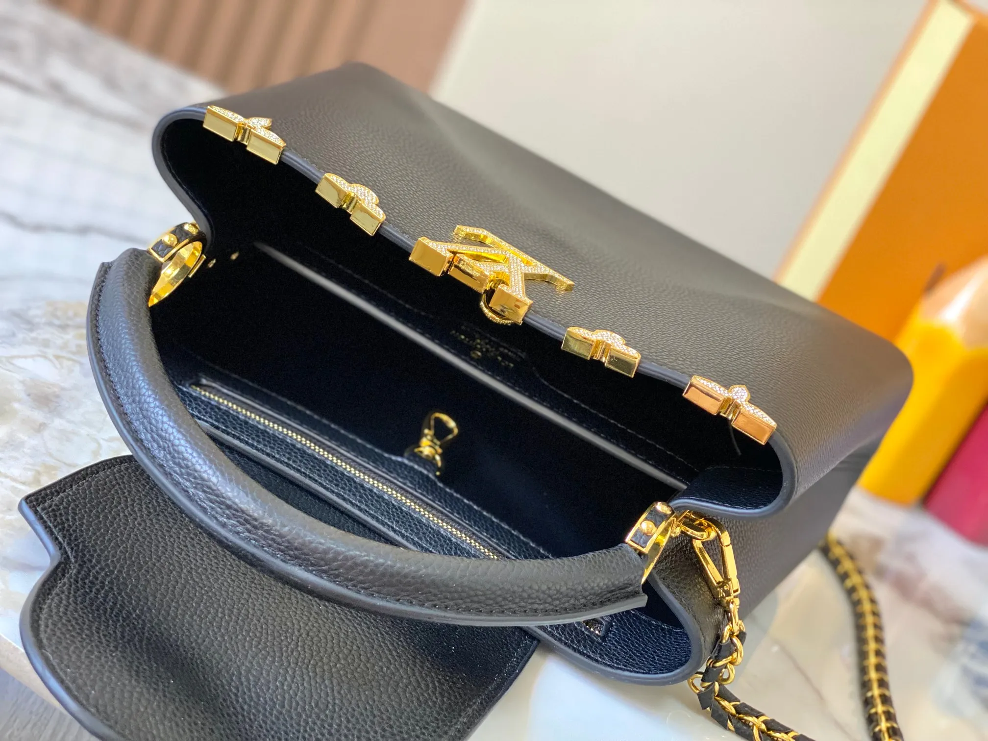 Top original P480 Guangzhou product M24585 black gold and diamond corolla 🔺This Capucines Flower Crown handbag is made of full-grain Taurillon leather embellished with Monogram flowers. Each flower is shaped by exquisite crystal diamonds. The LV logo and flowers echo each other, making this feminine handbag reveal a jewel-like luster. Use the detachable shoulder strap skillfully to switch between shoulder and crossbody at will♠️Size: 31.5 * 20 * 11cm🥂