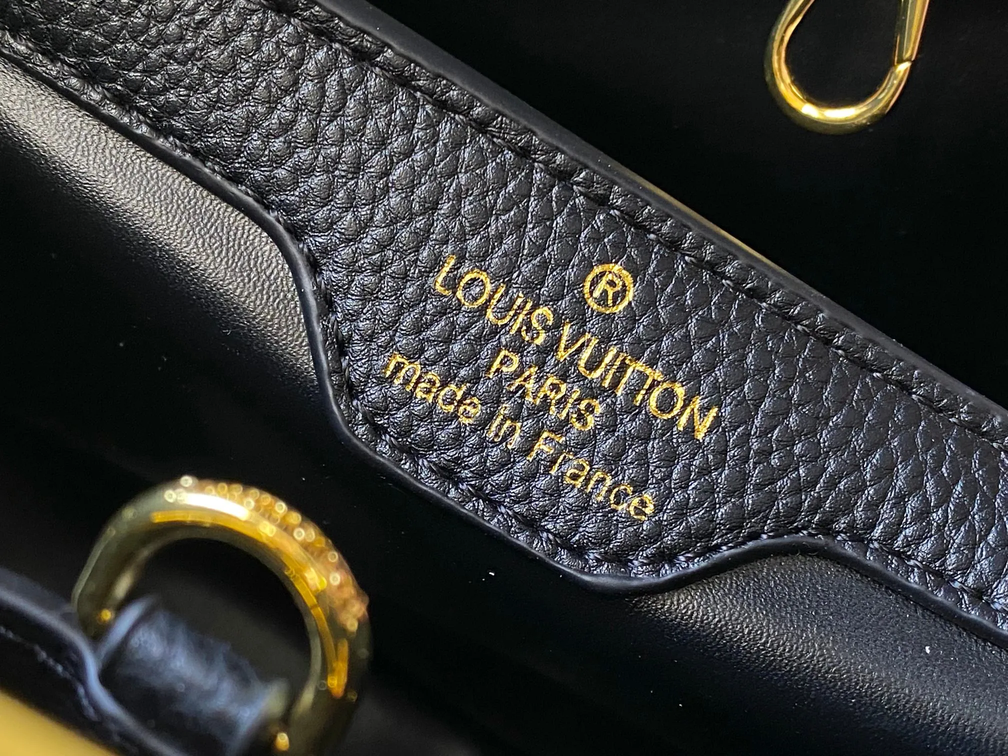 Top original P480 Guangzhou product M24585 black gold and diamond corolla 🔺This Capucines Flower Crown handbag is made of full-grain Taurillon leather embellished with Monogram flowers. Each flower is shaped by exquisite crystal diamonds. The LV logo and flowers echo each other, making this feminine handbag reveal a jewel-like luster. Use the detachable shoulder strap skillfully to switch between shoulder and crossbody at will♠️Size: 31.5 * 20 * 11cm🥂