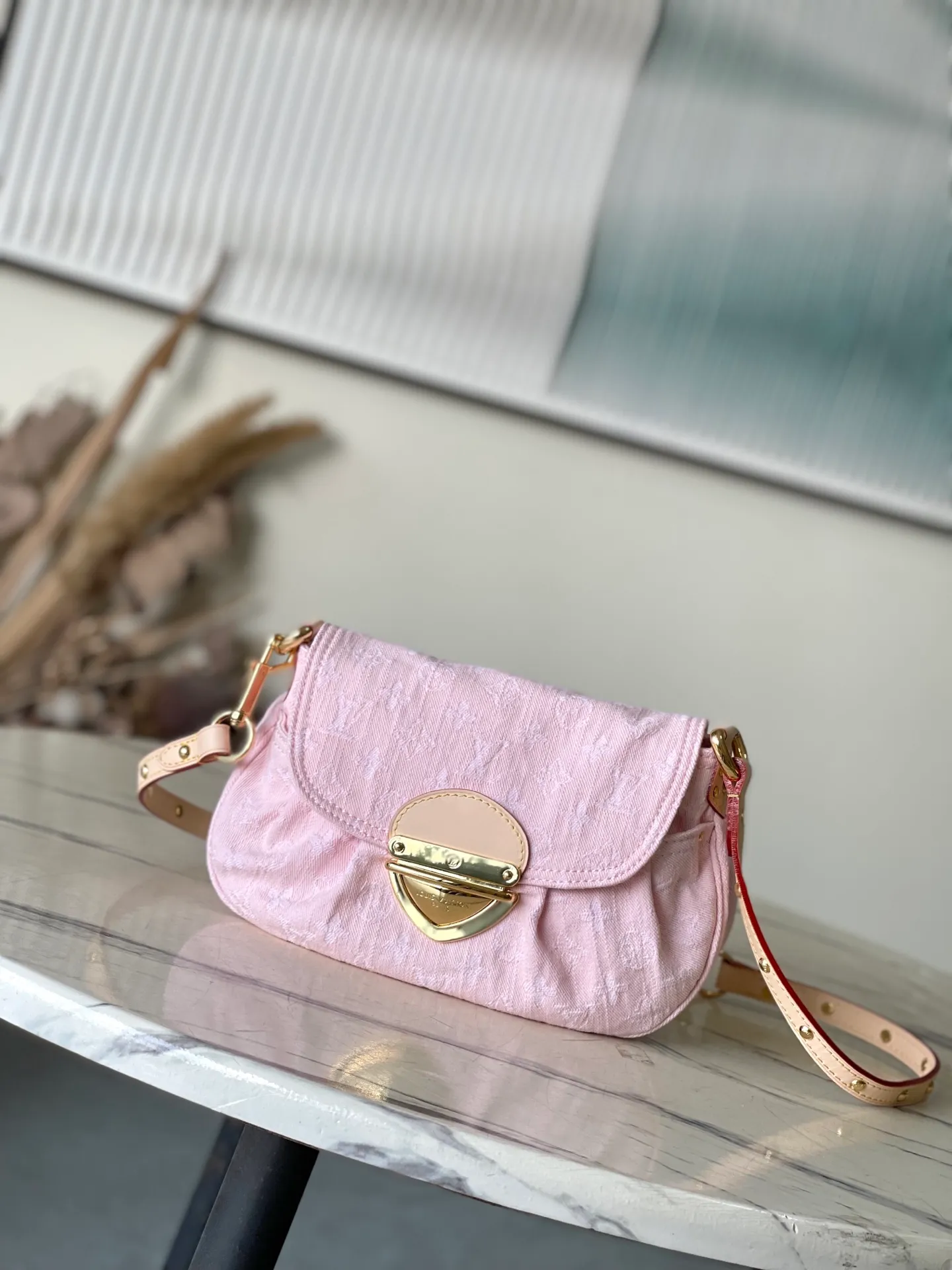 💰1020 Top Original M13347 This Sunset handbag relies on exquisite bleaching technology to bring the Monogram Denim pattern, which was born in 2005, back to the new season. Smooth leather trim and metal buckles accentuate the sophisticated construction, making it easy to organize both day and night. Use the included shoulder strap to switch between hand-carrying, shoulder-carrying and cross-body carrying. Dimensions: 27 × 18 × 3cm