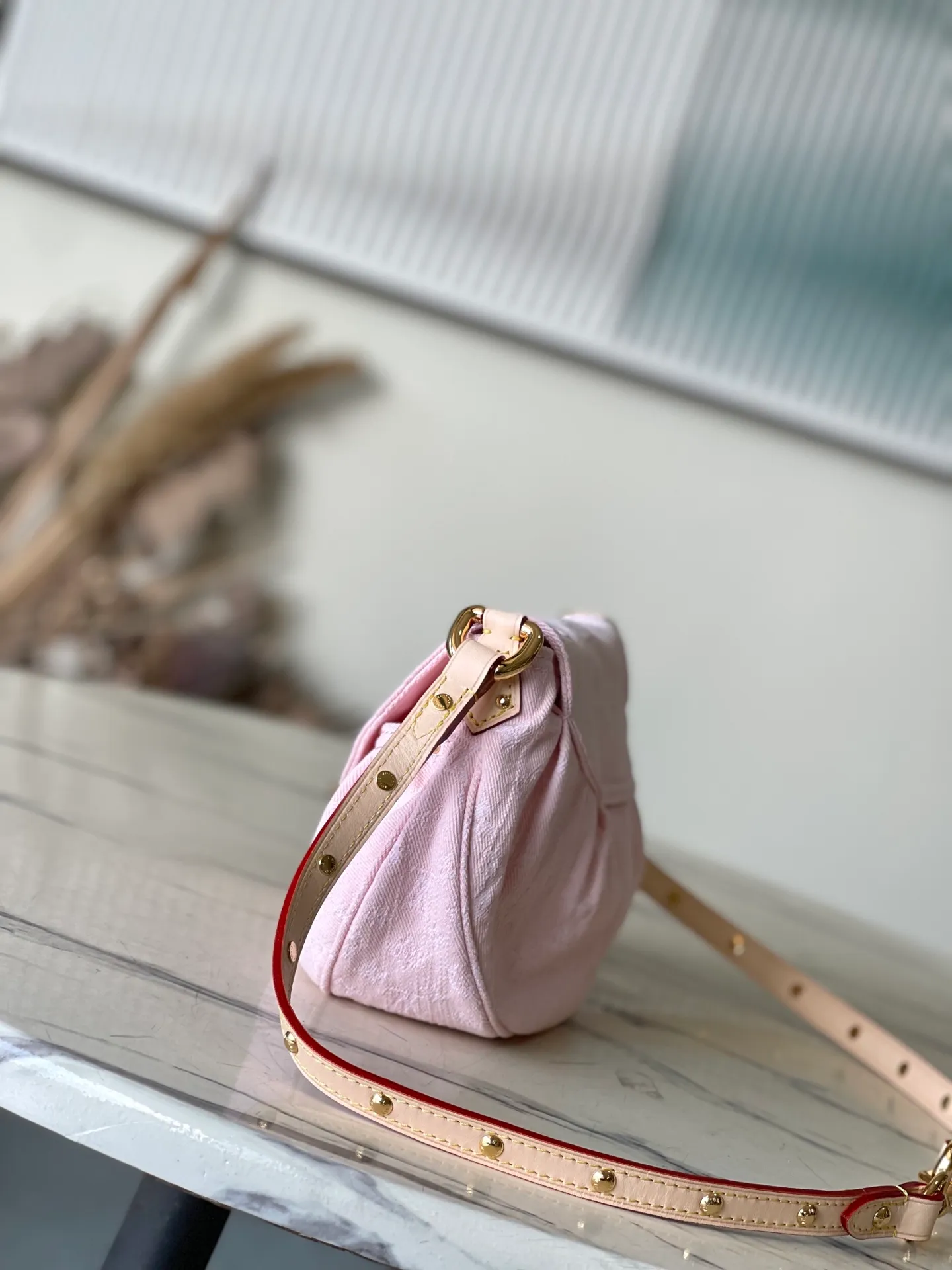 💰1020 Top Original M13347 This Sunset handbag relies on exquisite bleaching technology to bring the Monogram Denim pattern, which was born in 2005, back to the new season. Smooth leather trim and metal buckles accentuate the sophisticated construction, making it easy to organize both day and night. Use the included shoulder strap to switch between hand-carrying, shoulder-carrying and cross-body carrying. Dimensions: 27 × 18 × 3cm