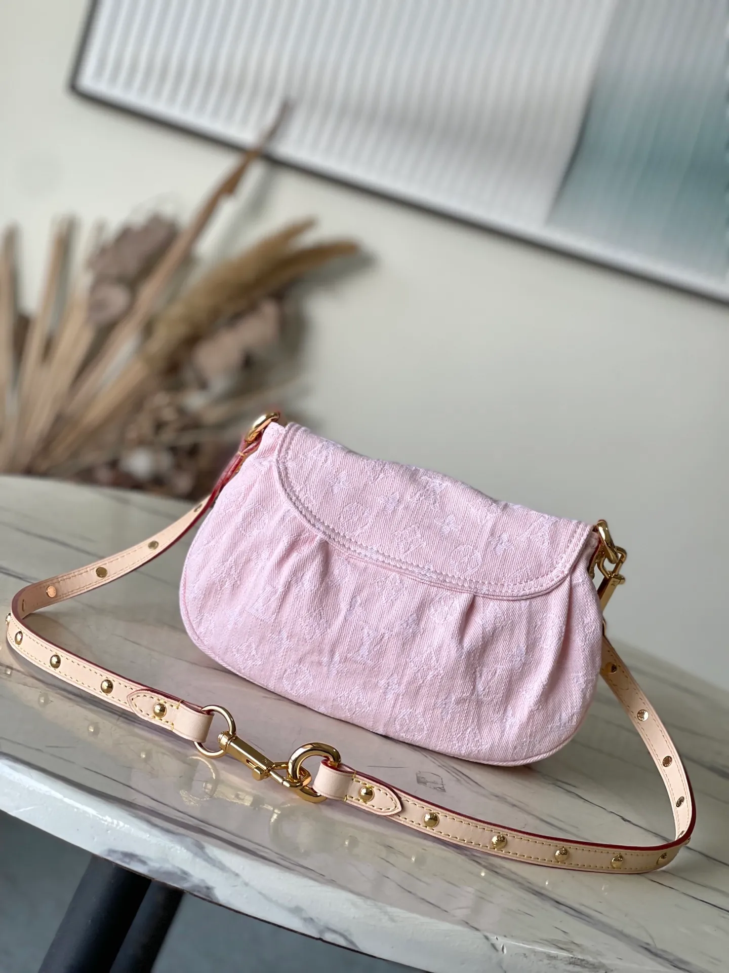 💰1020 Top Original M13347 This Sunset handbag relies on exquisite bleaching technology to bring the Monogram Denim pattern, which was born in 2005, back to the new season. Smooth leather trim and metal buckles accentuate the sophisticated construction, making it easy to organize both day and night. Use the included shoulder strap to switch between hand-carrying, shoulder-carrying and cross-body carrying. Dimensions: 27 × 18 × 3cm