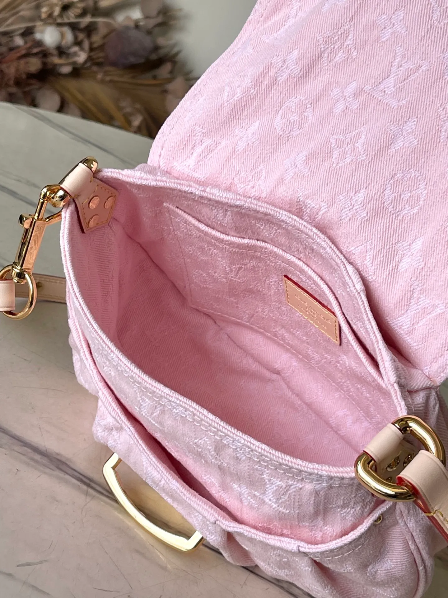 💰1020 Top Original M13347 This Sunset handbag relies on exquisite bleaching technology to bring the Monogram Denim pattern, which was born in 2005, back to the new season. Smooth leather trim and metal buckles accentuate the sophisticated construction, making it easy to organize both day and night. Use the included shoulder strap to switch between hand-carrying, shoulder-carrying and cross-body carrying. Dimensions: 27 × 18 × 3cm