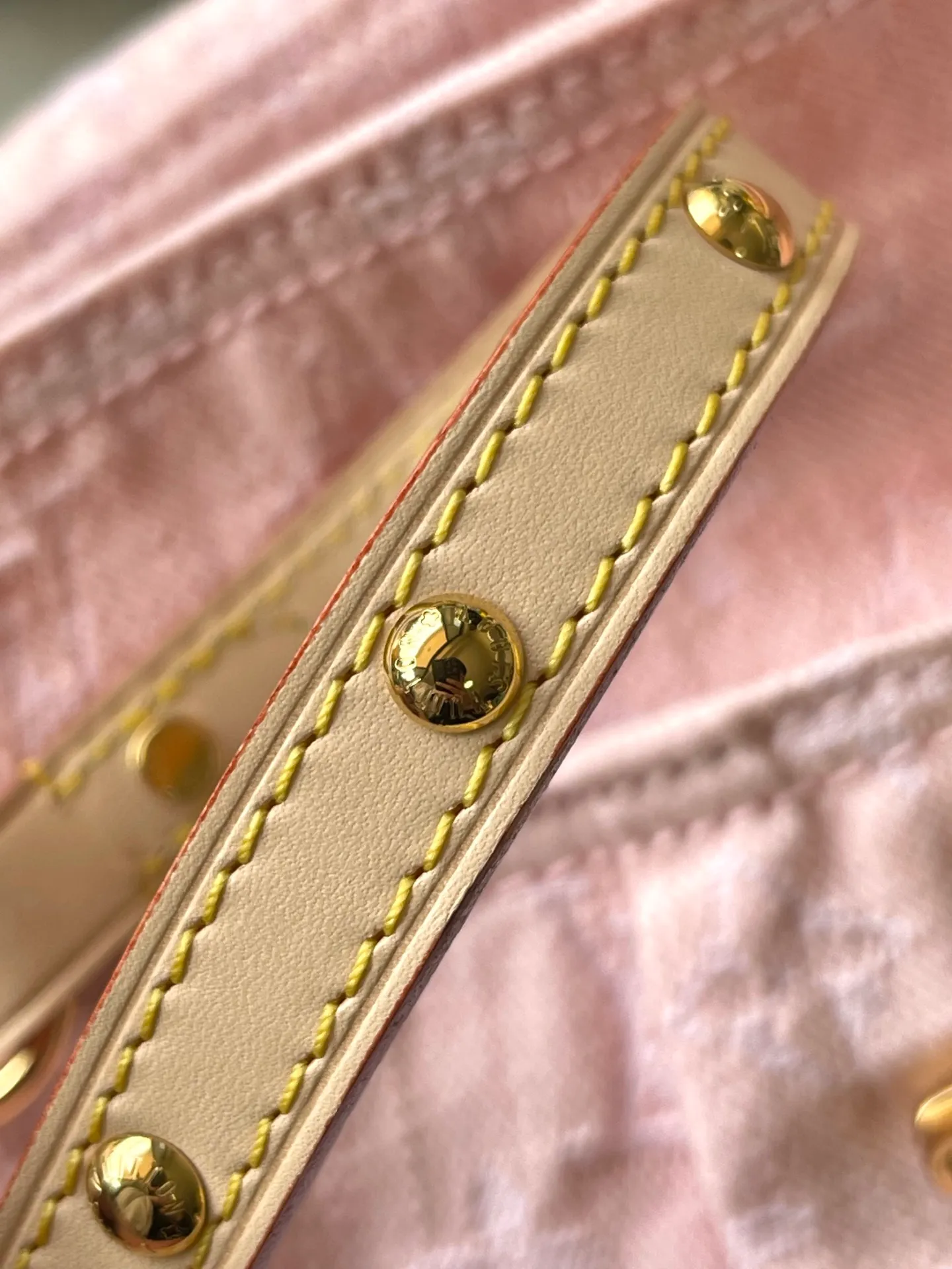 💰1020 Top Original M13347 This Sunset handbag relies on exquisite bleaching technology to bring the Monogram Denim pattern, which was born in 2005, back to the new season. Smooth leather trim and metal buckles accentuate the sophisticated construction, making it easy to organize both day and night. Use the included shoulder strap to switch between hand-carrying, shoulder-carrying and cross-body carrying. Dimensions: 27 × 18 × 3cm
