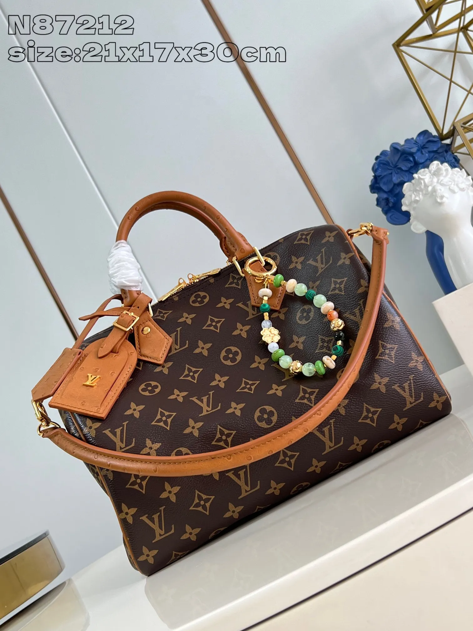 💰1100 Top-quality original individual real shot N87212】Speedy Soft 30 Boho handbag is made of classic Monogram coated canvas, and then is lined with leather and zippered inner pocket to inject color contrast. Ostrich leather trim and beaded chains bring the visual focus, while the key holder and address plate are thoughtful details, and the Toron handle allows for a variety of carrying options. 21 x 17 x 30 cm (height x width x length)