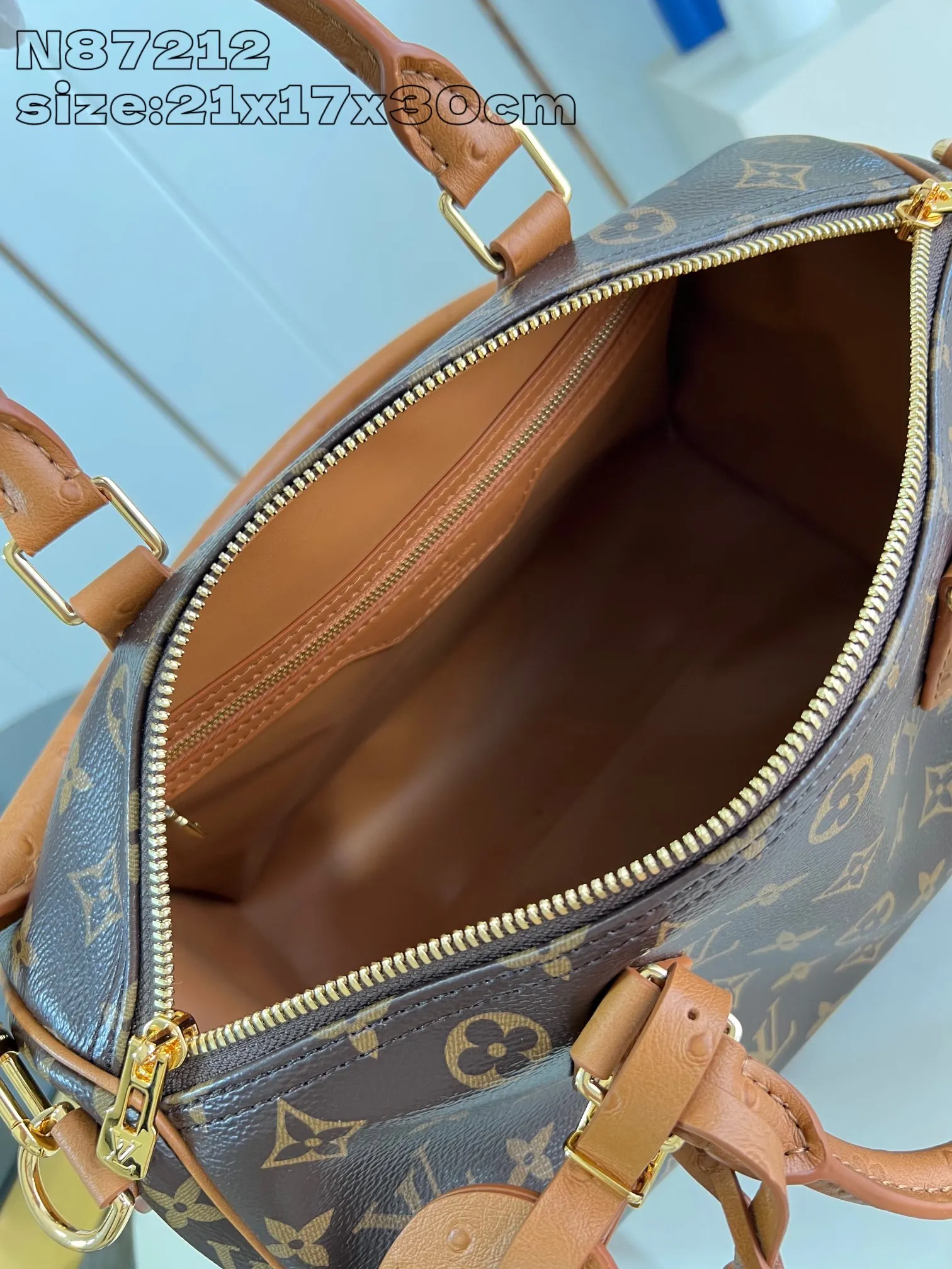 💰1100 Top-quality original individual real shot N87212】Speedy Soft 30 Boho handbag is made of classic Monogram coated canvas, and then is lined with leather and zippered inner pocket to inject color contrast. Ostrich leather trim and beaded chains bring the visual focus, while the key holder and address plate are thoughtful details, and the Toron handle allows for a variety of carrying options. 21 x 17 x 30 cm (height x width x length)