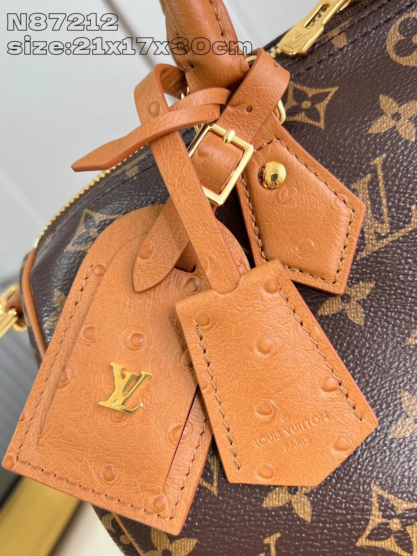 💰1100 Top-quality original individual real shot N87212】Speedy Soft 30 Boho handbag is made of classic Monogram coated canvas, and then is lined with leather and zippered inner pocket to inject color contrast. Ostrich leather trim and beaded chains bring the visual focus, while the key holder and address plate are thoughtful details, and the Toron handle allows for a variety of carrying options. 21 x 17 x 30 cm (height x width x length)