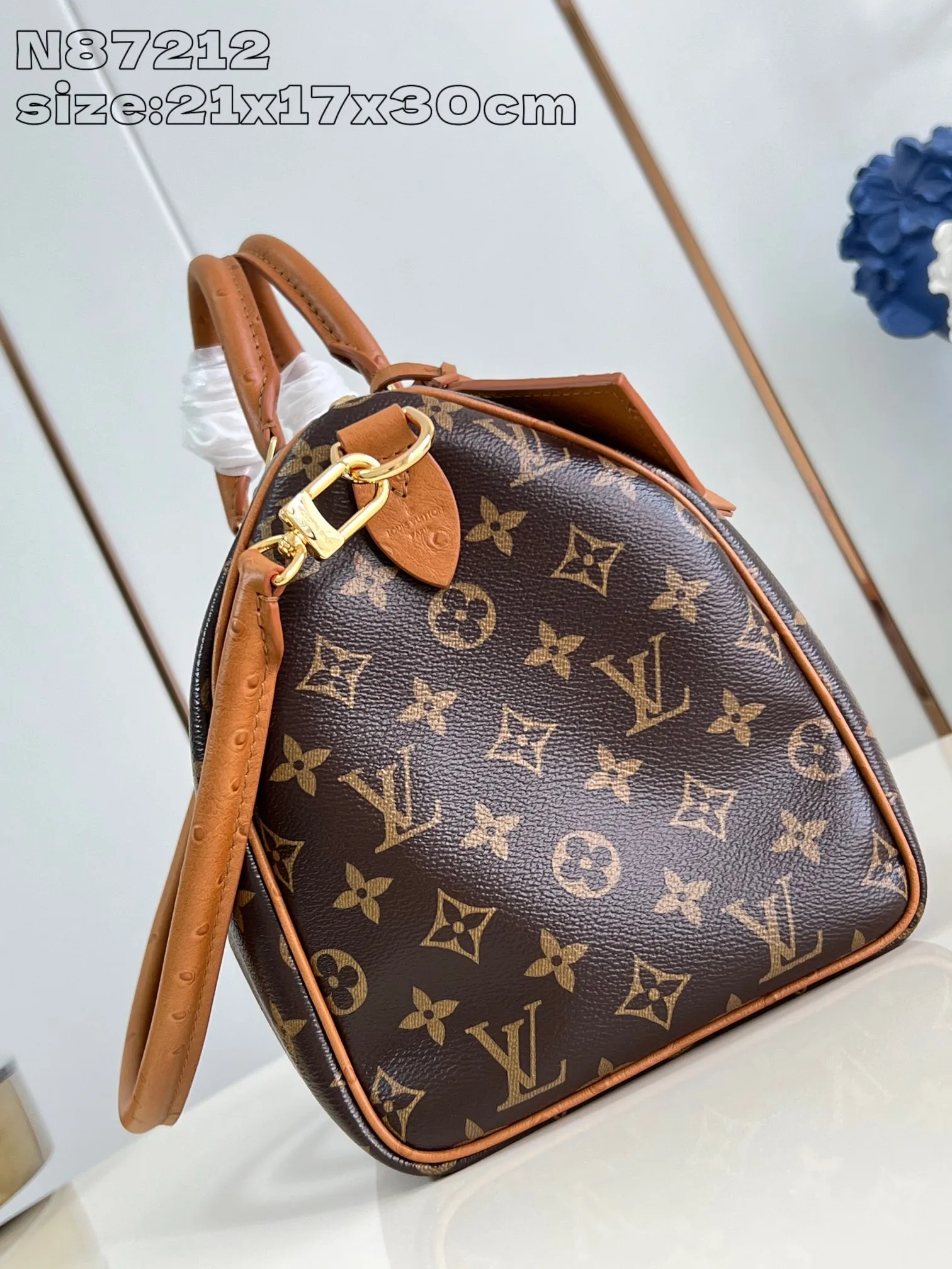 💰1100 Top-quality original individual real shot N87212】Speedy Soft 30 Boho handbag is made of classic Monogram coated canvas, and then is lined with leather and zippered inner pocket to inject color contrast. Ostrich leather trim and beaded chains bring the visual focus, while the key holder and address plate are thoughtful details, and the Toron handle allows for a variety of carrying options. 21 x 17 x 30 cm (height x width x length)