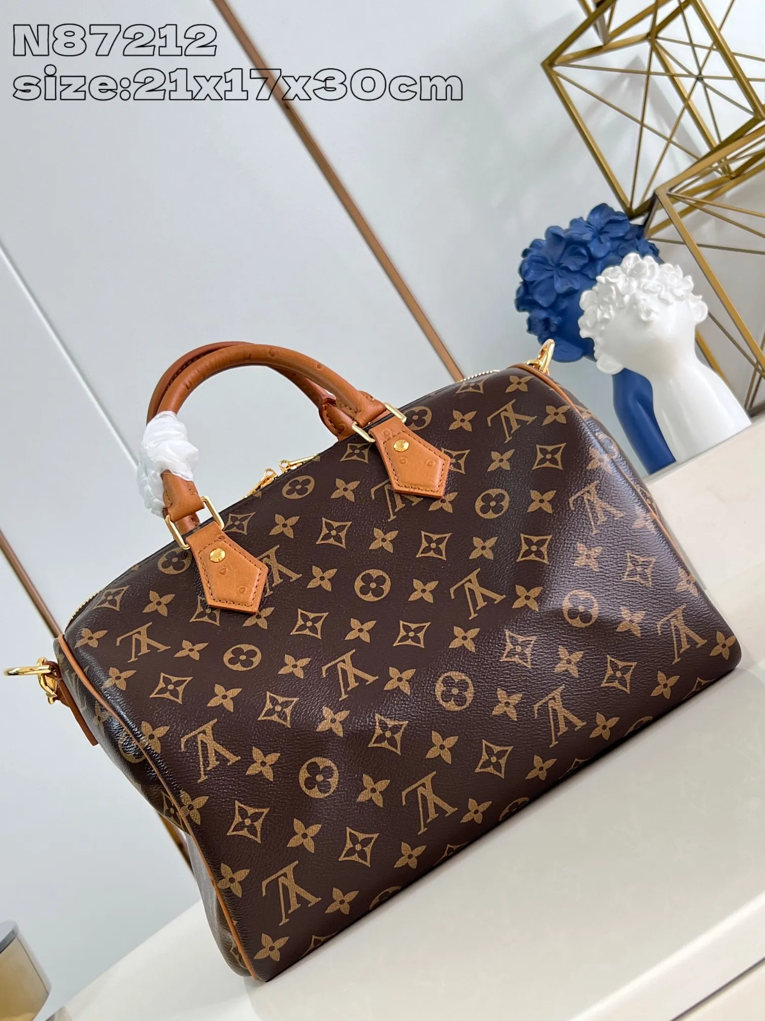 💰1100 Top-quality original individual real shot N87212】Speedy Soft 30 Boho handbag is made of classic Monogram coated canvas, and then is lined with leather and zippered inner pocket to inject color contrast. Ostrich leather trim and beaded chains bring the visual focus, while the key holder and address plate are thoughtful details, and the Toron handle allows for a variety of carrying options. 21 x 17 x 30 cm (height x width x length)