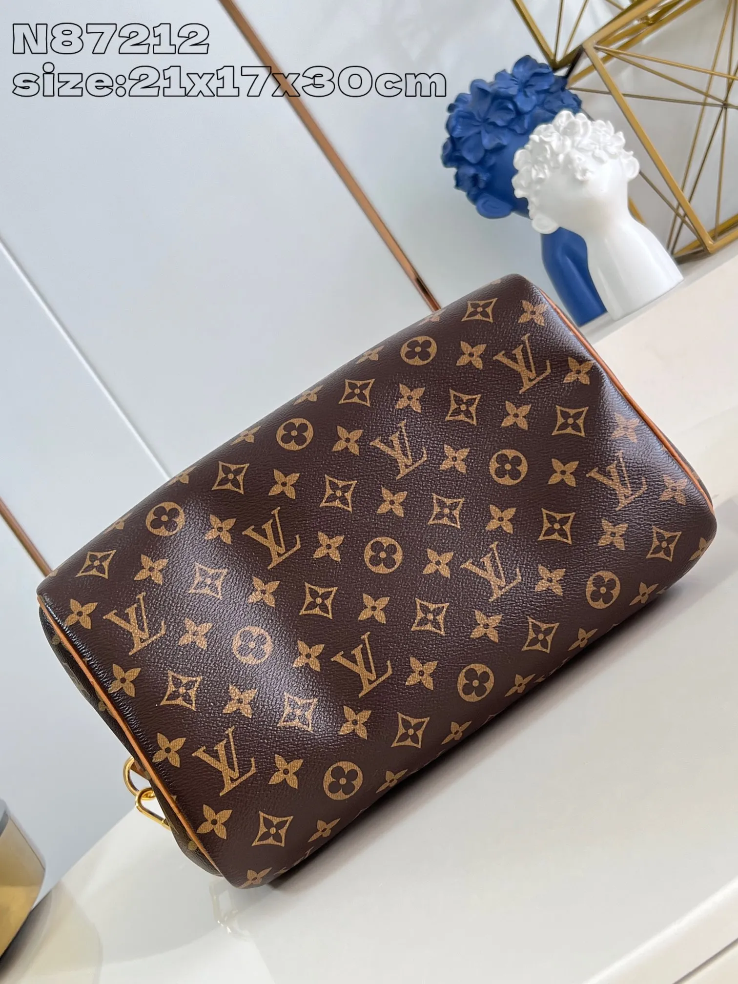 💰1100 Top-quality original individual real shot N87212】Speedy Soft 30 Boho handbag is made of classic Monogram coated canvas, and then is lined with leather and zippered inner pocket to inject color contrast. Ostrich leather trim and beaded chains bring the visual focus, while the key holder and address plate are thoughtful details, and the Toron handle allows for a variety of carrying options. 21 x 17 x 30 cm (height x width x length)