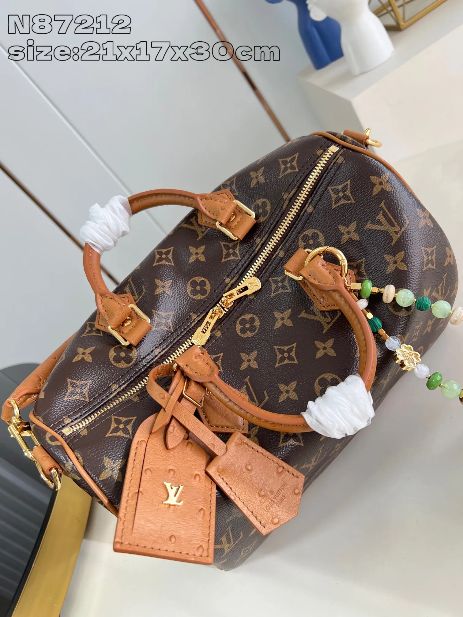 💰1100 Top-quality original individual real shot N87212】Speedy Soft 30 Boho handbag is made of classic Monogram coated canvas, and then is lined with leather and zippered inner pocket to inject color contrast. Ostrich leather trim and beaded chains bring the visual focus, while the key holder and address plate are thoughtful details, and the Toron handle allows for a variety of carrying options. 21 x 17 x 30 cm (height x width x length)