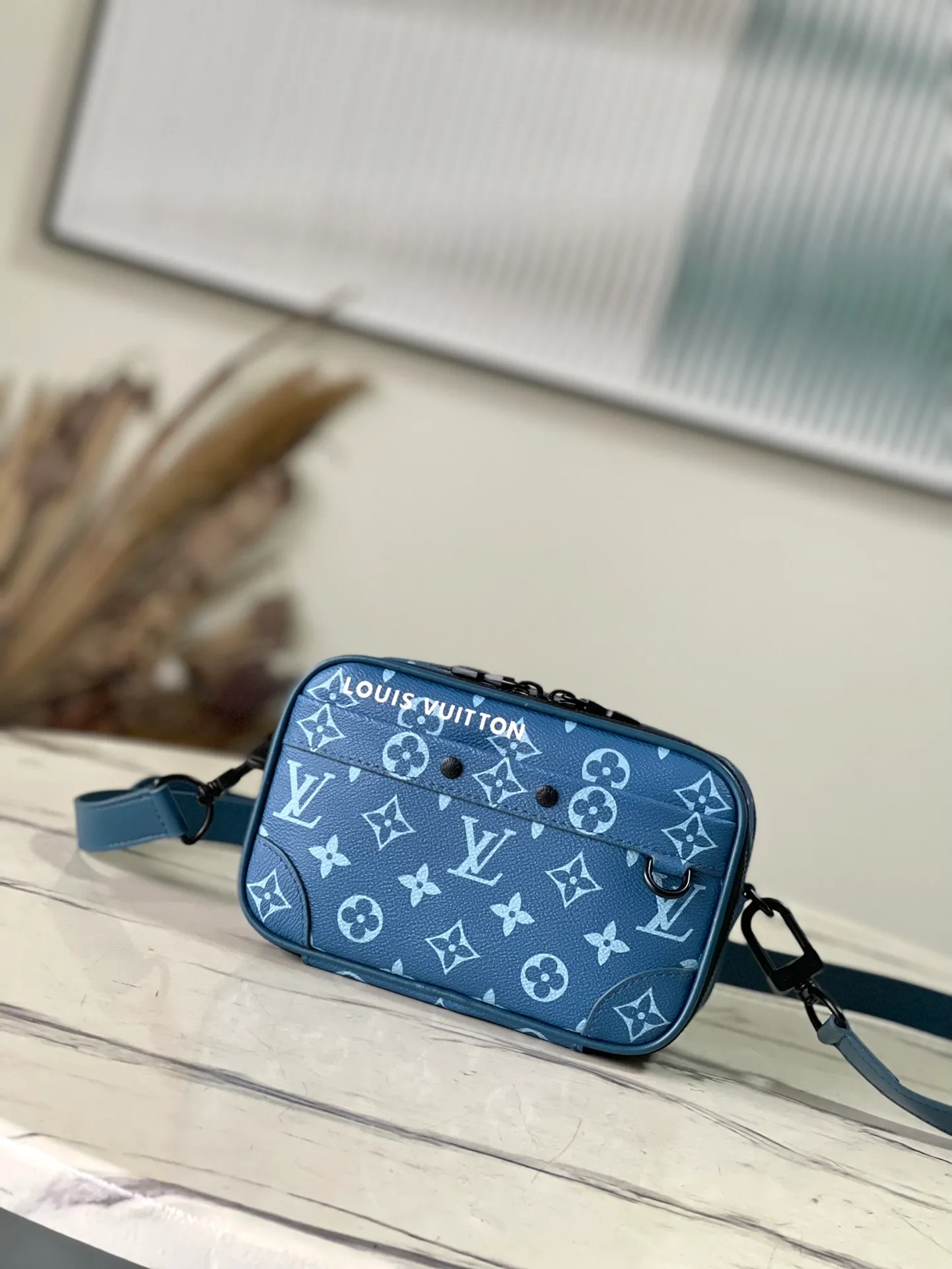 💰840 Top original order M82801 Apha mini handbag combines Monogram canvas and Menuchi village, with reinforced corners, studs and mouth-shaped rings to show classic details, and the logo is written on it. A zippered compartment and front patch pocket provide easy storage, and it features a removable and adjustable shoulder strap. Dimensions: 11 × 18.5 × 6.5 cm