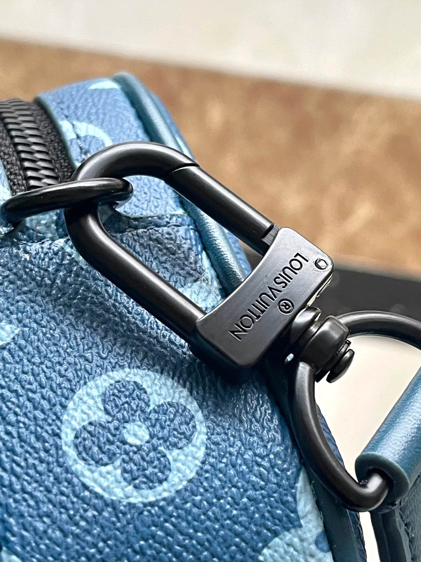 💰840 Top original order M82801 Apha mini handbag combines Monogram canvas and Menuchi village, with reinforced corners, studs and mouth-shaped rings to show classic details, and the logo is written on it. A zippered compartment and front patch pocket provide easy storage, and it features a removable and adjustable shoulder strap. Dimensions: 11 × 18.5 × 6.5 cm