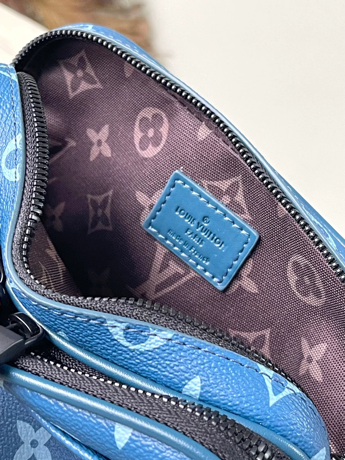 💰840 Top original order M82801 Apha mini handbag combines Monogram canvas and Menuchi village, with reinforced corners, studs and mouth-shaped rings to show classic details, and the logo is written on it. A zippered compartment and front patch pocket provide easy storage, and it features a removable and adjustable shoulder strap. Dimensions: 11 × 18.5 × 6.5 cm