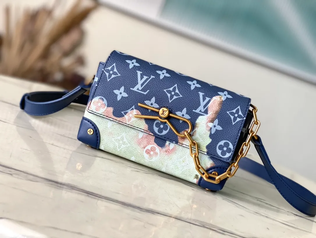 💰880 Top original order M81783 Blue flower silk screen messenger bag series The new Steamer series messenger bag injects the brand's traditional elements into the New Classics series with exquisite shape. Presbyopia Flame Rose Silk Print Hijab Postman Chain Mobile Phone Bag Iconic Monogram Eclipse canvas complements classic elements such as Steamer style chain. The black flower chain square box bag hijab bag is easy to carry. A front pocket flap and magnetic lock keep your items secure. Size: 18 *11 *6.5 cm