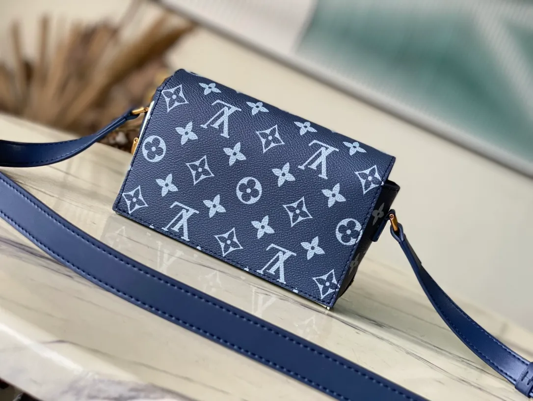 💰880 Top original order M81783 Blue flower silk screen messenger bag series The new Steamer series messenger bag injects the brand's traditional elements into the New Classics series with exquisite shape. Presbyopia Flame Rose Silk Print Hijab Postman Chain Mobile Phone Bag Iconic Monogram Eclipse canvas complements classic elements such as Steamer style chain. The black flower chain square box bag hijab bag is easy to carry. A front pocket flap and magnetic lock keep your items secure. Size: 18 *11 *6.5 cm