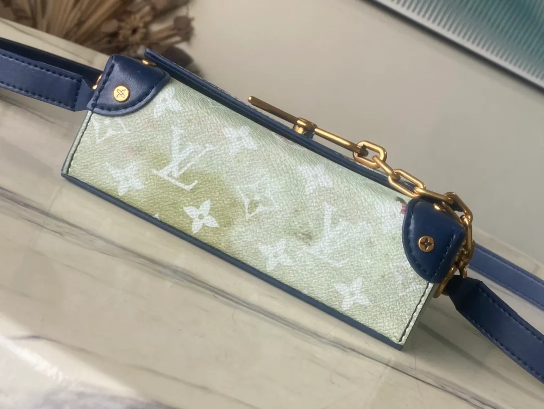 💰880 Top original order M81783 Blue flower silk screen messenger bag series The new Steamer series messenger bag injects the brand's traditional elements into the New Classics series with exquisite shape. Presbyopia Flame Rose Silk Print Hijab Postman Chain Mobile Phone Bag Iconic Monogram Eclipse canvas complements classic elements such as Steamer style chain. The black flower chain square box bag hijab bag is easy to carry. A front pocket flap and magnetic lock keep your items secure. Size: 18 *11 *6.5 cm
