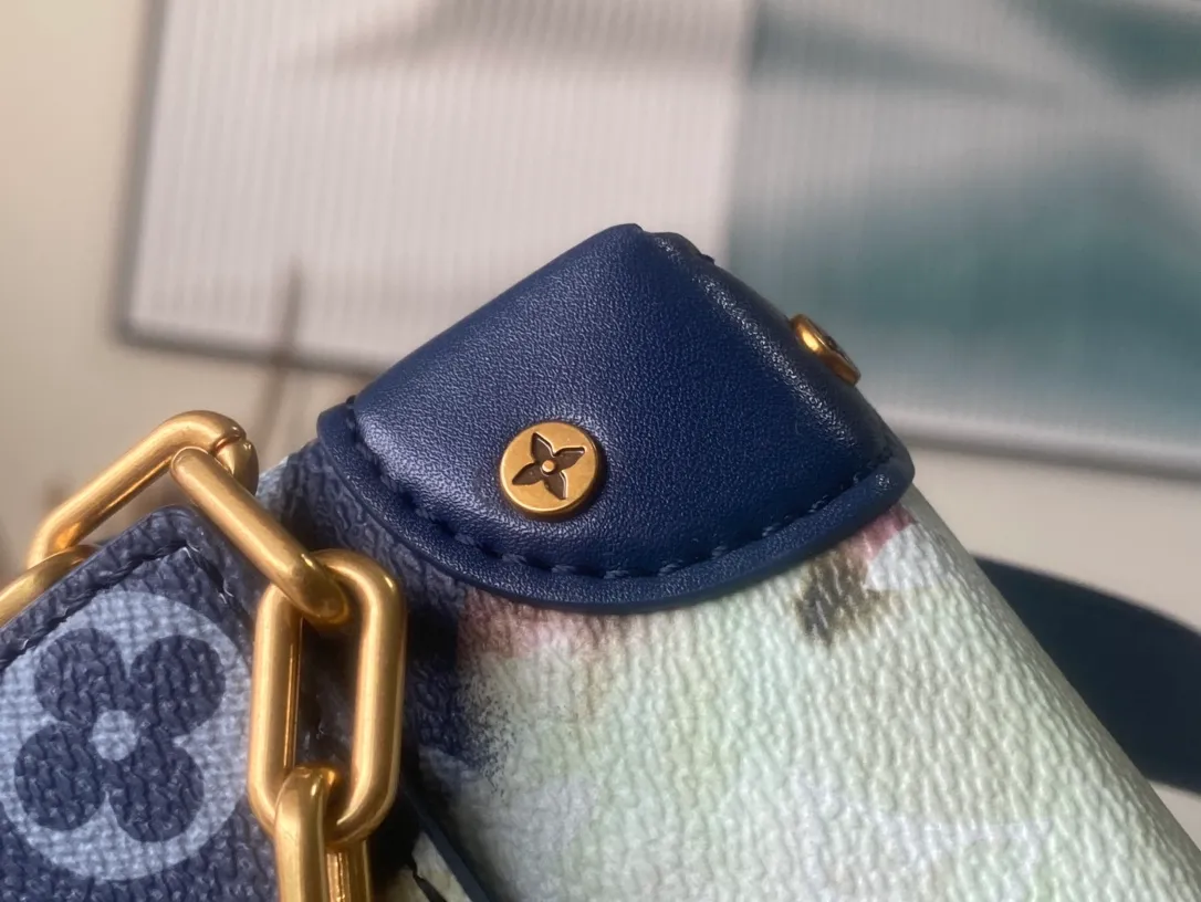 💰880 Top original order M81783 Blue flower silk screen messenger bag series The new Steamer series messenger bag injects the brand's traditional elements into the New Classics series with exquisite shape. Presbyopia Flame Rose Silk Print Hijab Postman Chain Mobile Phone Bag Iconic Monogram Eclipse canvas complements classic elements such as Steamer style chain. The black flower chain square box bag hijab bag is easy to carry. A front pocket flap and magnetic lock keep your items secure. Size: 18 *11 *6.5 cm