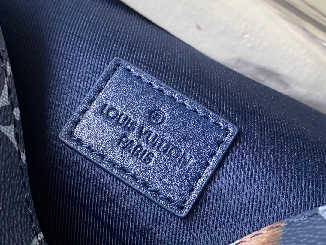 💰880 Top original order M81783 Blue flower silk screen messenger bag series The new Steamer series messenger bag injects the brand's traditional elements into the New Classics series with exquisite shape. Presbyopia Flame Rose Silk Print Hijab Postman Chain Mobile Phone Bag Iconic Monogram Eclipse canvas complements classic elements such as Steamer style chain. The black flower chain square box bag hijab bag is easy to carry. A front pocket flap and magnetic lock keep your items secure. Size: 18 *11 *6.5 cm