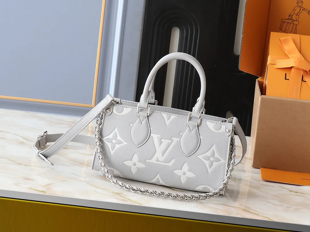 💰240💰Upgraded from the original M14213 M14236 M46653 This OnTheGo East West handbag is from the LV Milky Way series. It renders the iconic Monogram Empreinte leather in seasonal colors, complementing the shiny metal parts and detachable woven chain. The inner and outer compartments can store daily necessities in an orderly manner, and the compact size makes it easy to carry in a variety of ways. Dimensions: 25.0 x 13.0 x 10.0 cm (length x height x width)