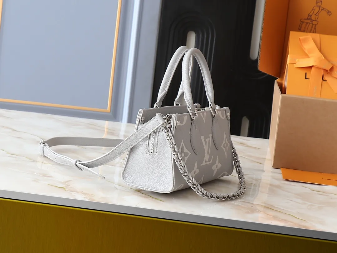 💰240💰Upgraded from the original M14213 M14236 M46653 This OnTheGo East West handbag is from the LV Milky Way series. It renders the iconic Monogram Empreinte leather in seasonal colors, complementing the shiny metal parts and detachable woven chain. The inner and outer compartments can store daily necessities in an orderly manner, and the compact size makes it easy to carry in a variety of ways. Dimensions: 25.0 x 13.0 x 10.0 cm (length x height x width)