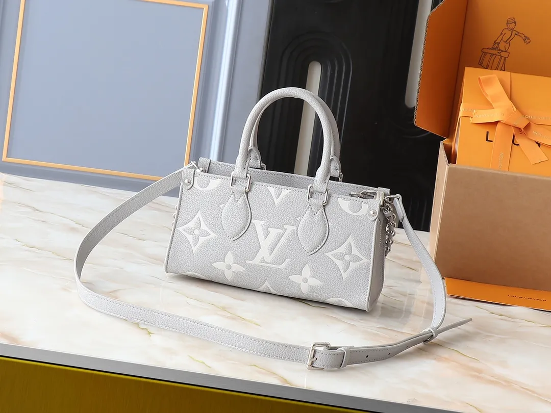 💰240💰Upgraded from the original M14213 M14236 M46653 This OnTheGo East West handbag is from the LV Milky Way series. It renders the iconic Monogram Empreinte leather in seasonal colors, complementing the shiny metal parts and detachable woven chain. The inner and outer compartments can store daily necessities in an orderly manner, and the compact size makes it easy to carry in a variety of ways. Dimensions: 25.0 x 13.0 x 10.0 cm (length x height x width)