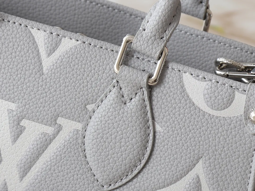💰240💰Upgraded from the original M14213 M14236 M46653 This OnTheGo East West handbag is from the LV Milky Way series. It renders the iconic Monogram Empreinte leather in seasonal colors, complementing the shiny metal parts and detachable woven chain. The inner and outer compartments can store daily necessities in an orderly manner, and the compact size makes it easy to carry in a variety of ways. Dimensions: 25.0 x 13.0 x 10.0 cm (length x height x width)