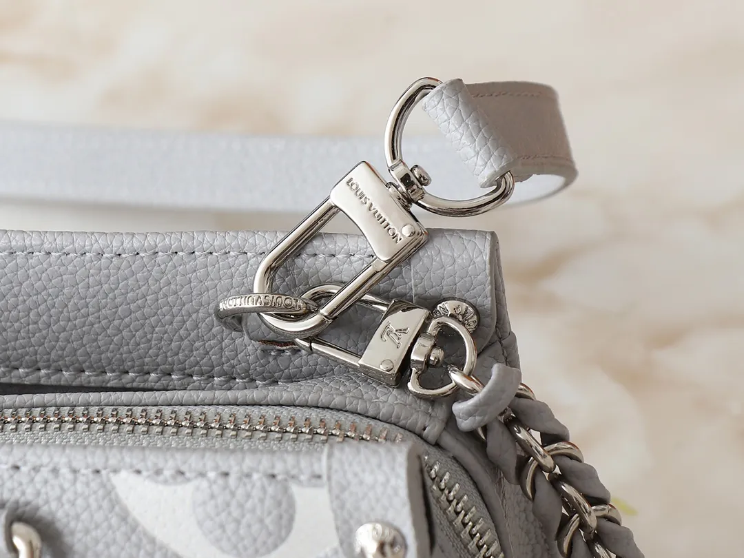 💰240💰Upgraded from the original M14213 M14236 M46653 This OnTheGo East West handbag is from the LV Milky Way series. It renders the iconic Monogram Empreinte leather in seasonal colors, complementing the shiny metal parts and detachable woven chain. The inner and outer compartments can store daily necessities in an orderly manner, and the compact size makes it easy to carry in a variety of ways. Dimensions: 25.0 x 13.0 x 10.0 cm (length x height x width)