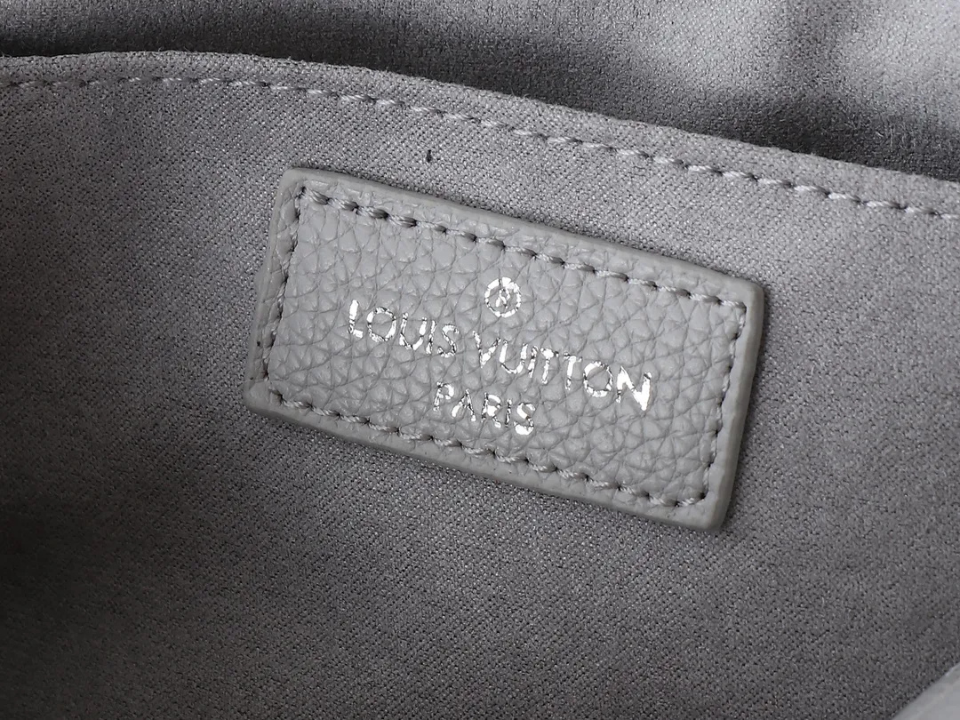 💰240💰Upgraded from the original M14213 M14236 M46653 This OnTheGo East West handbag is from the LV Milky Way series. It renders the iconic Monogram Empreinte leather in seasonal colors, complementing the shiny metal parts and detachable woven chain. The inner and outer compartments can store daily necessities in an orderly manner, and the compact size makes it easy to carry in a variety of ways. Dimensions: 25.0 x 13.0 x 10.0 cm (length x height x width)