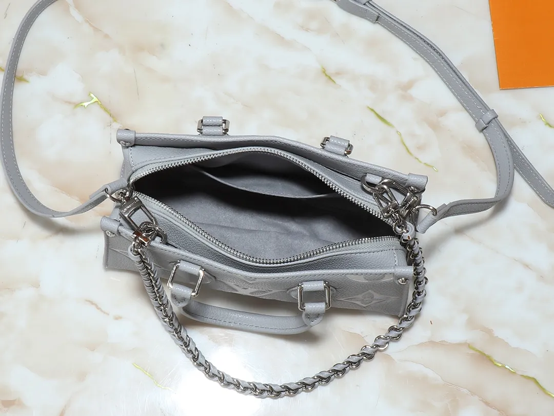 💰240💰Upgraded from the original M14213 M14236 M46653 This OnTheGo East West handbag is from the LV Milky Way series. It renders the iconic Monogram Empreinte leather in seasonal colors, complementing the shiny metal parts and detachable woven chain. The inner and outer compartments can store daily necessities in an orderly manner, and the compact size makes it easy to carry in a variety of ways. Dimensions: 25.0 x 13.0 x 10.0 cm (length x height x width)