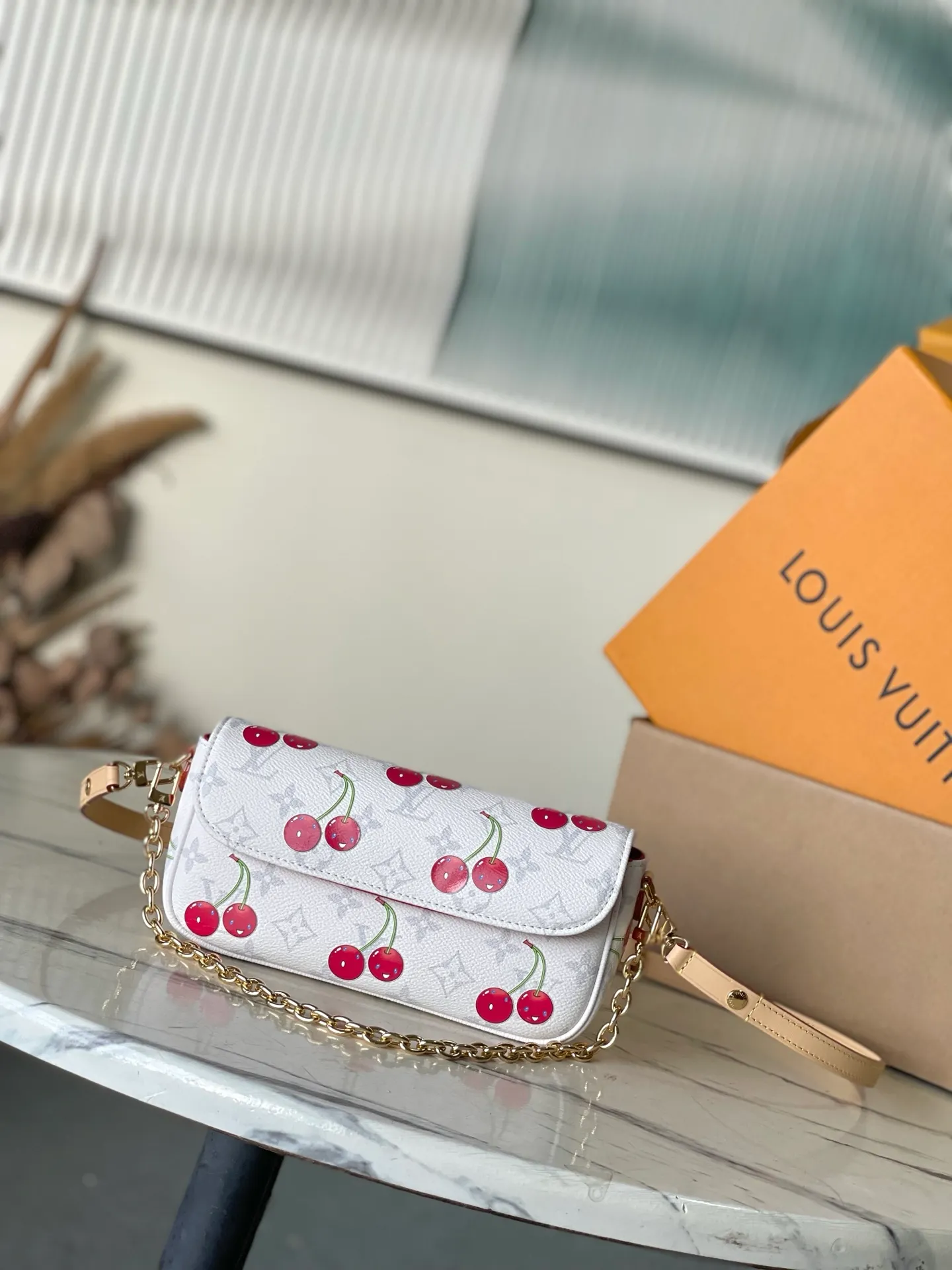 💰760 Top original order M14239 This Wallet On Chain Ivy handbag continues the personality narrative of the 2000s and happily joins the Louis Vuitton × Murakami replica series. Monogram canvas cleverly accentuates the bright colors of the cherry pattern, unleashing the kawaii power in the Japanese artist's mind. Leather strap and chain allow for easy shoulder carry. Dimensions: 23.5 × 12 × 4.3 cm