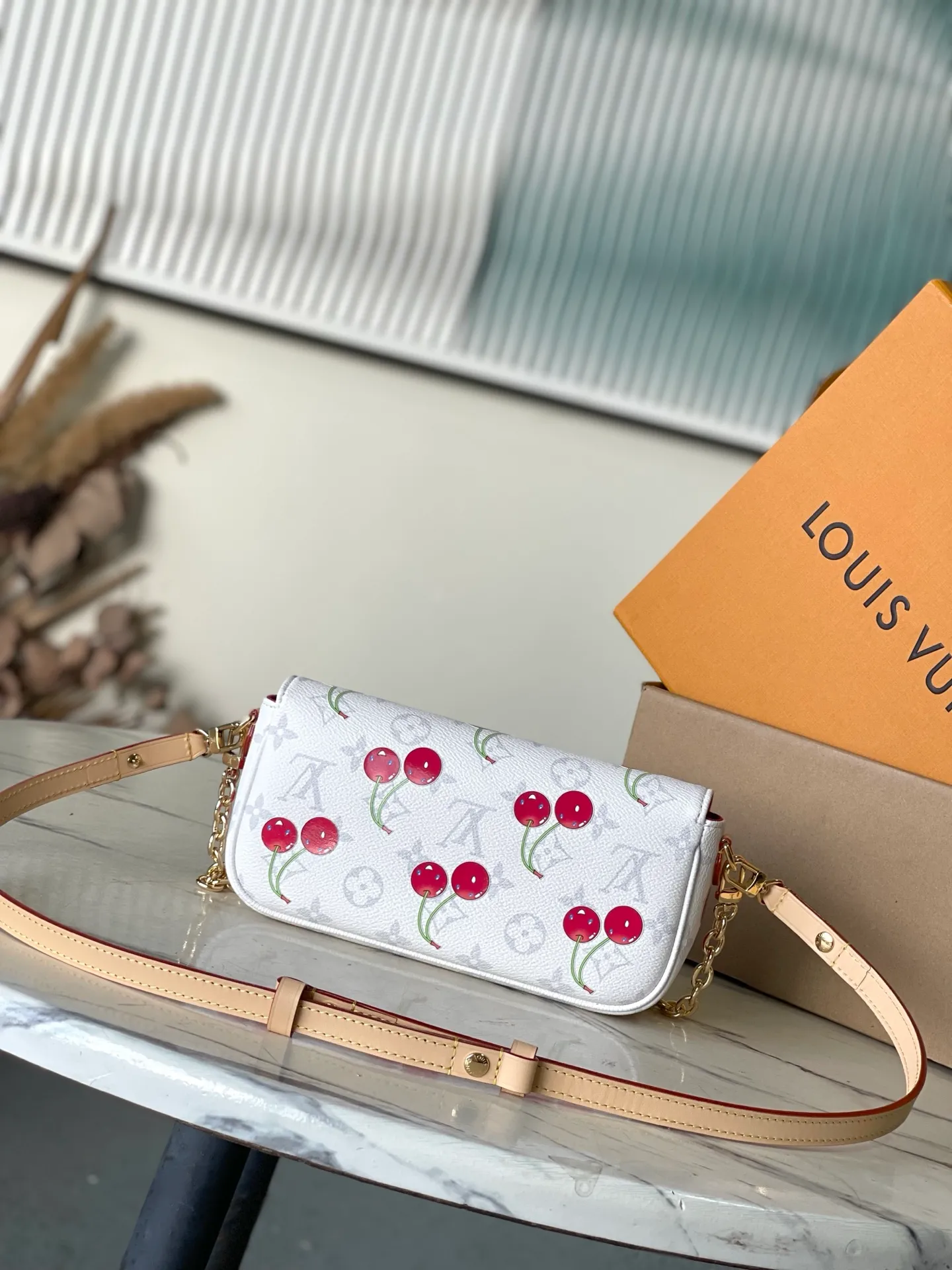 💰760 Top original order M14239 This Wallet On Chain Ivy handbag continues the personality narrative of the 2000s and happily joins the Louis Vuitton × Murakami replica series. Monogram canvas cleverly accentuates the bright colors of the cherry pattern, unleashing the kawaii power in the Japanese artist's mind. Leather strap and chain allow for easy shoulder carry. Dimensions: 23.5 × 12 × 4.3 cm