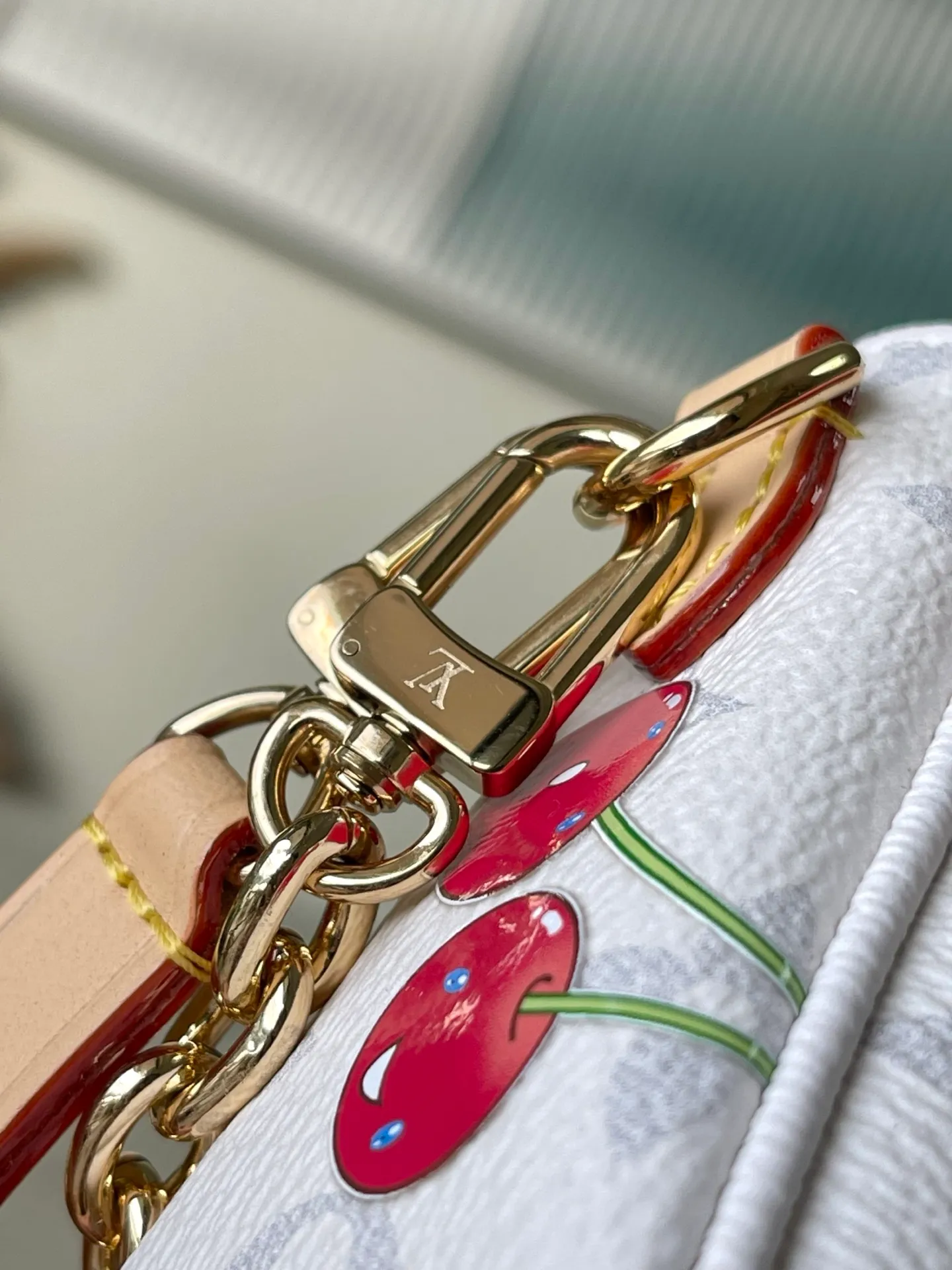 💰760 Top original order M14239 This Wallet On Chain Ivy handbag continues the personality narrative of the 2000s and happily joins the Louis Vuitton × Murakami replica series. Monogram canvas cleverly accentuates the bright colors of the cherry pattern, unleashing the kawaii power in the Japanese artist's mind. Leather strap and chain allow for easy shoulder carry. Dimensions: 23.5 × 12 × 4.3 cm