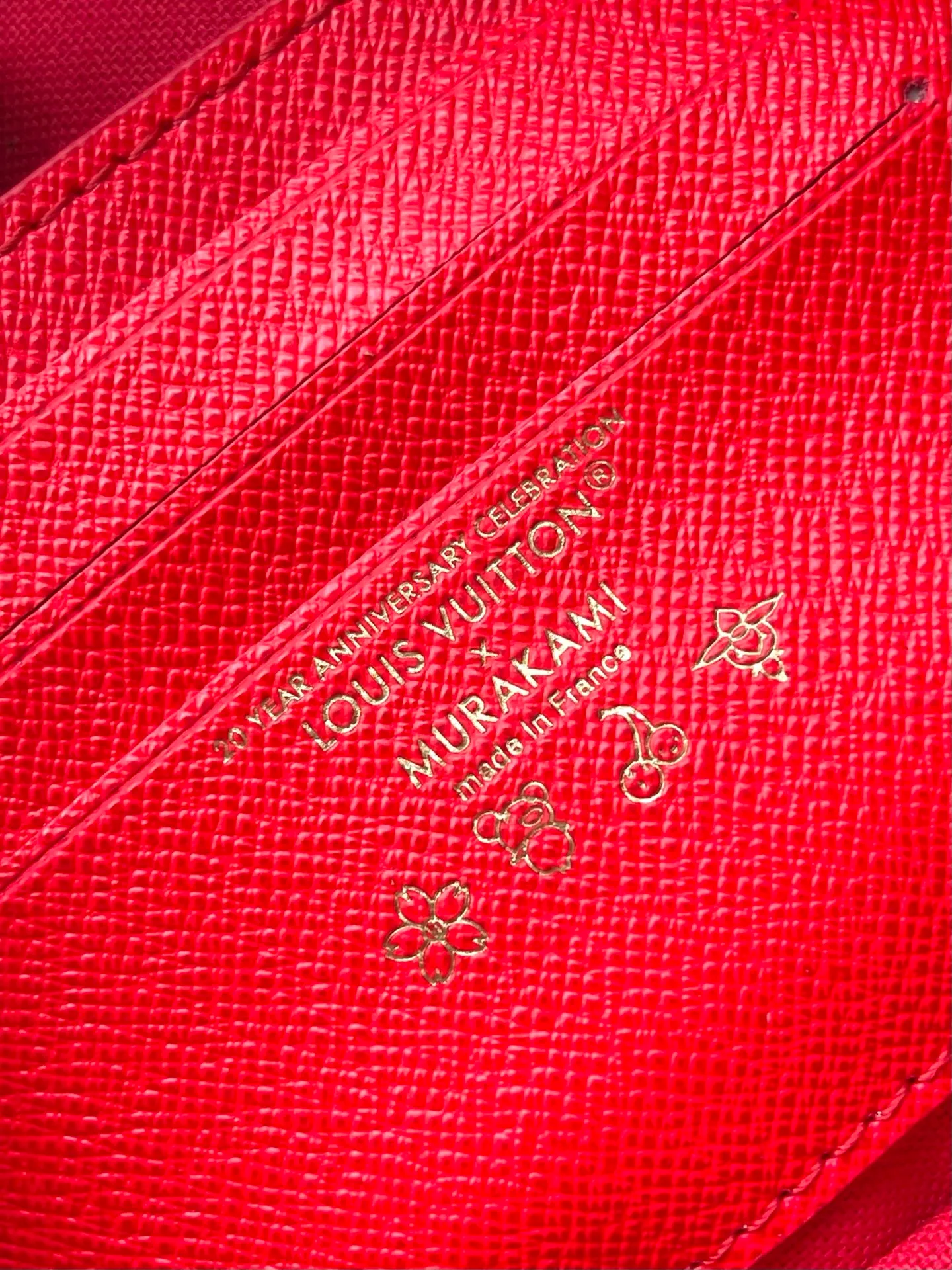 💰760 Top original order M14239 This Wallet On Chain Ivy handbag continues the personality narrative of the 2000s and happily joins the Louis Vuitton × Murakami replica series. Monogram canvas cleverly accentuates the bright colors of the cherry pattern, unleashing the kawaii power in the Japanese artist's mind. Leather strap and chain allow for easy shoulder carry. Dimensions: 23.5 × 12 × 4.3 cm