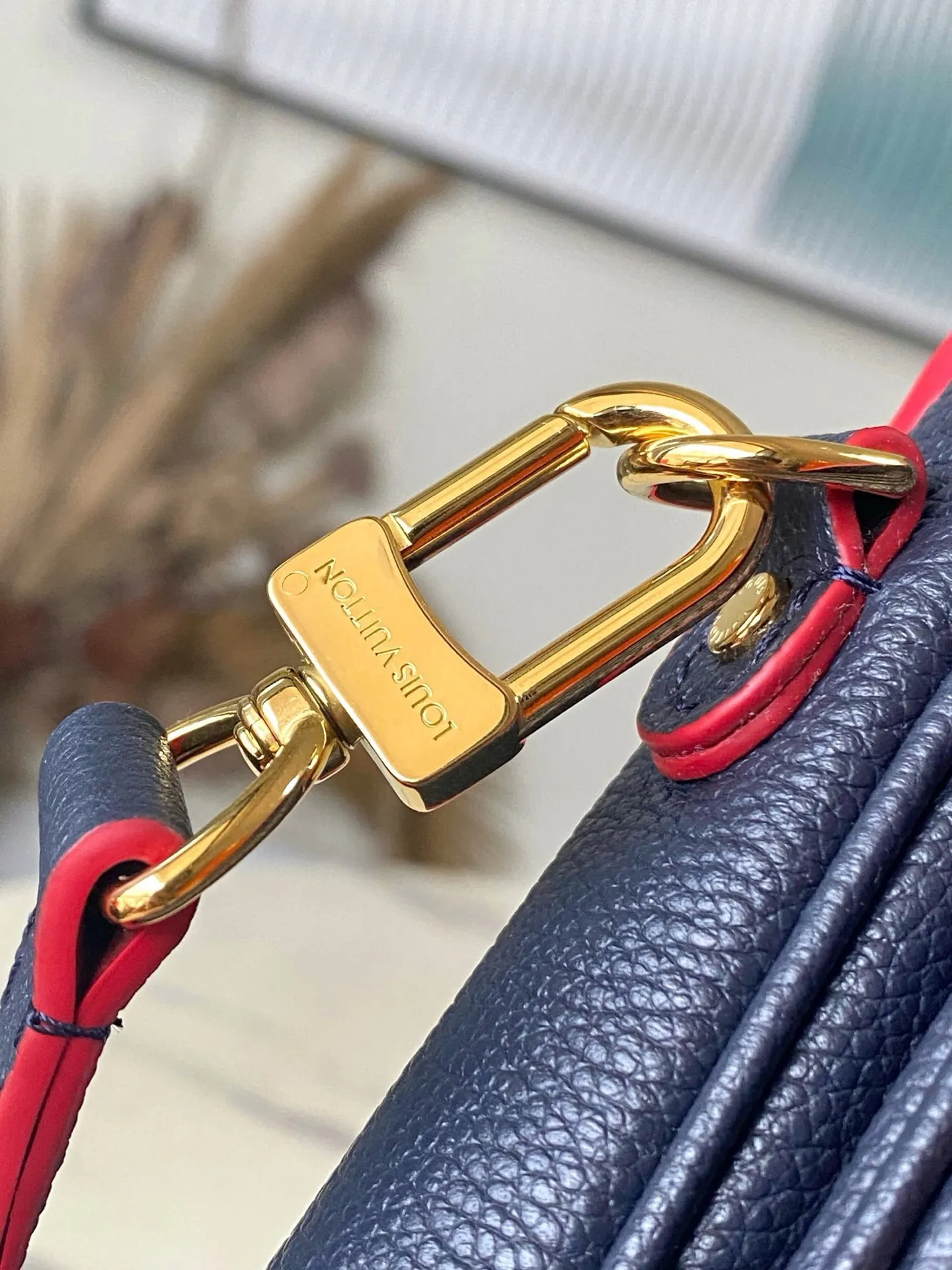 💰1040 (top layer leather) top original order M44071 supports counter inspection. The photo taken of duty-free goods is consistent with the product without opening the packaging. This product is an exclusive duty-free product in the market and is the highest-end product. Inspection is supported. This product has passed strict inspection and is flawless. Please wear gloves when touching the product. This product is not returnable or exchangeable. Please confirm the product first and then remove the label on the handle. This product is temporarily not open to the public, only regular customers, and is in short supply. Dimensions: 25 x 17 x 7 cm