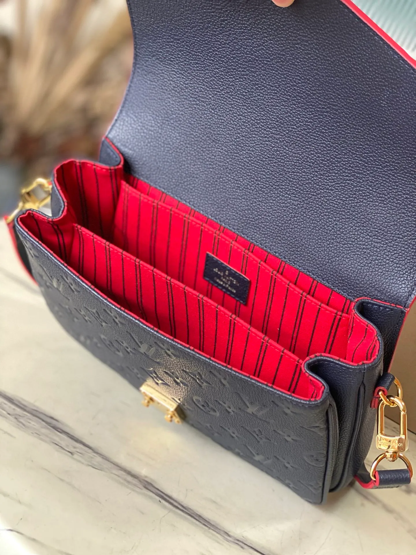 💰1040 (top layer leather) top original order M44071 supports counter inspection. The photo taken of duty-free goods is consistent with the product without opening the packaging. This product is an exclusive duty-free product in the market and is the highest-end product. Inspection is supported. This product has passed strict inspection and is flawless. Please wear gloves when touching the product. This product is not returnable or exchangeable. Please confirm the product first and then remove the label on the handle. This product is temporarily not open to the public, only regular customers, and is in short supply. Dimensions: 25 x 17 x 7 cm