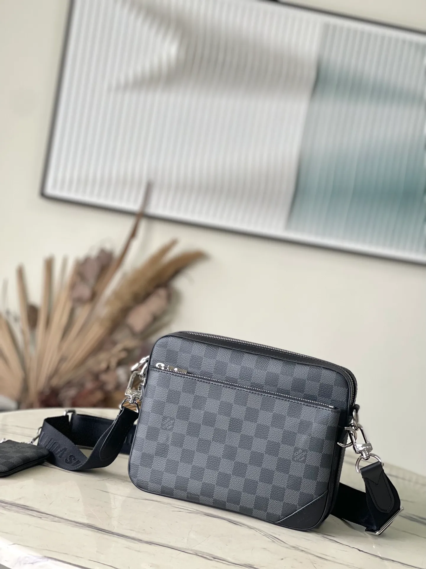 💰800 Top Original Order N40519 This Trio messenger bag reinterprets the classic design with Damier Graphite canvas. It has a main bag, a detachable zipper bag and a coin purse fixed to the shoulder strap. The latter allows for easy contactless payment. Dimensions: 25 × 18.5 × 7 cm