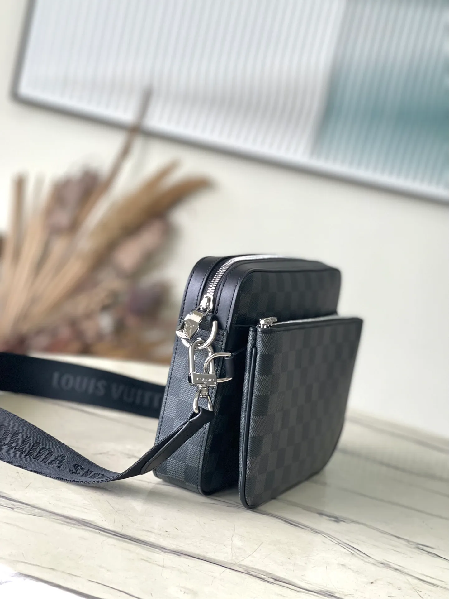 💰800 Top Original Order N40519 This Trio messenger bag reinterprets the classic design with Damier Graphite canvas. It has a main bag, a detachable zipper bag and a coin purse fixed to the shoulder strap. The latter allows for easy contactless payment. Dimensions: 25 × 18.5 × 7 cm