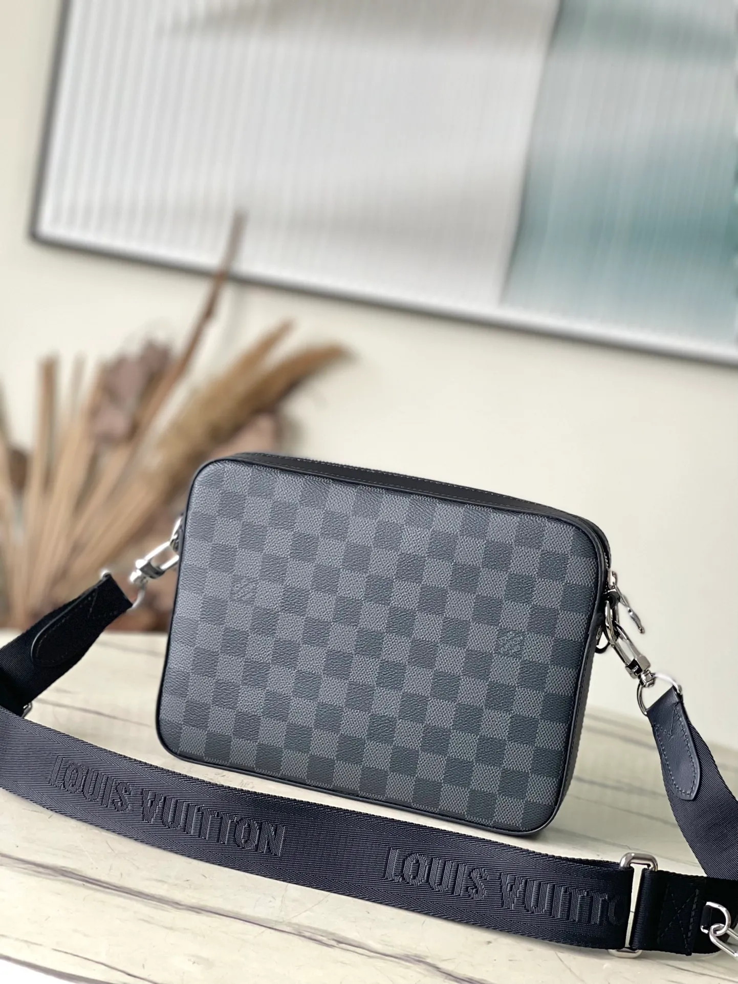 💰800 Top Original Order N40519 This Trio messenger bag reinterprets the classic design with Damier Graphite canvas. It has a main bag, a detachable zipper bag and a coin purse fixed to the shoulder strap. The latter allows for easy contactless payment. Dimensions: 25 × 18.5 × 7 cm