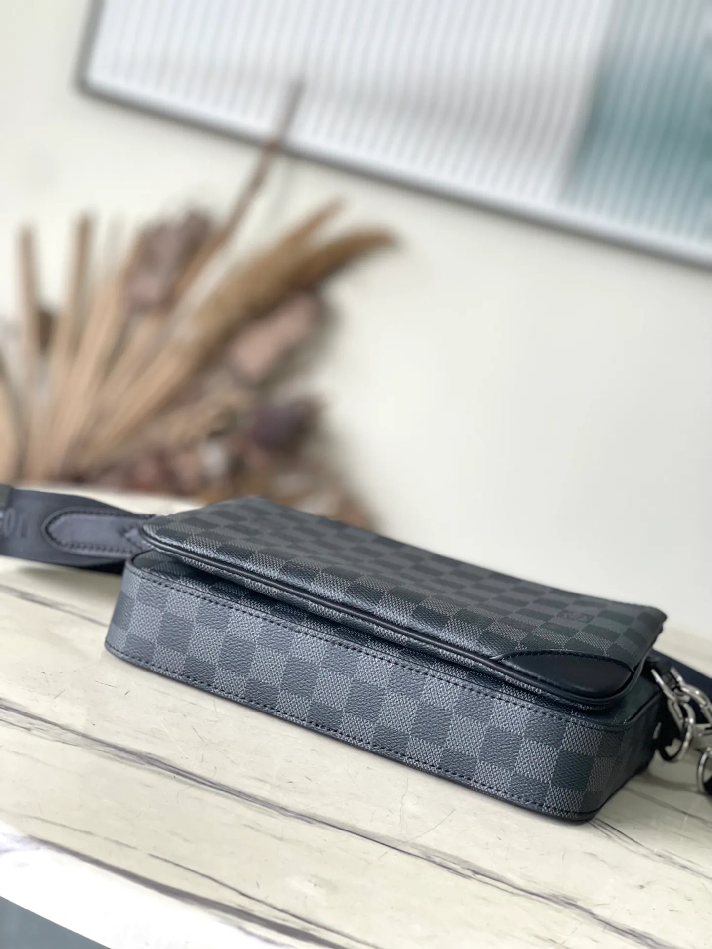 💰800 Top Original Order N40519 This Trio messenger bag reinterprets the classic design with Damier Graphite canvas. It has a main bag, a detachable zipper bag and a coin purse fixed to the shoulder strap. The latter allows for easy contactless payment. Dimensions: 25 × 18.5 × 7 cm